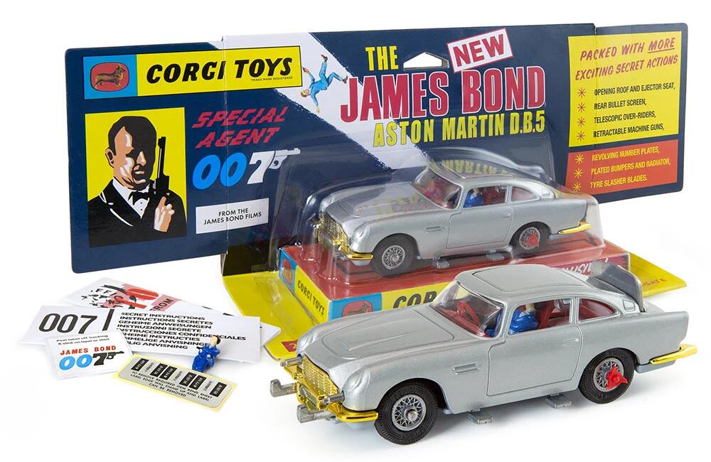 【国内在庫品】コーギー 1/43 アストンマーチン DB5 シルバー ゴールドグリル ボンドカー 007 Aston Martin DB5 Corgi 復刻版 レトロ ミニカー イギリス コーギー レトロ 【仕様】・スケール：1/43・ダイキャスト・各種ギミックあり・品番：270【注意】・製造時の塗装ムラ・ブツ・傷・はみ出し・デカールのズレ・浮き・欠け・ボンドのはみ出し・部品のズレ・タイヤの浮きなど、　メーカーによって差はありますが量産モデルはある程度許容されています。　個体差による返品・交換はお受けできませんのでご了承ください。・ブリスター、台紙、外箱には輸送に伴うスレやヨレ、汚れ、変形などがある場合があります。　パッケージの細かなダメージを気にされる方はご注文をお控え下さい。・パッケージの仕様/デザインは異なる場合があります。・商品は撮影や検品のため一度開封している場合があります。・お使いのパソコンのモニターの発色具合により実際のものと色が異なる場合がございます。 2