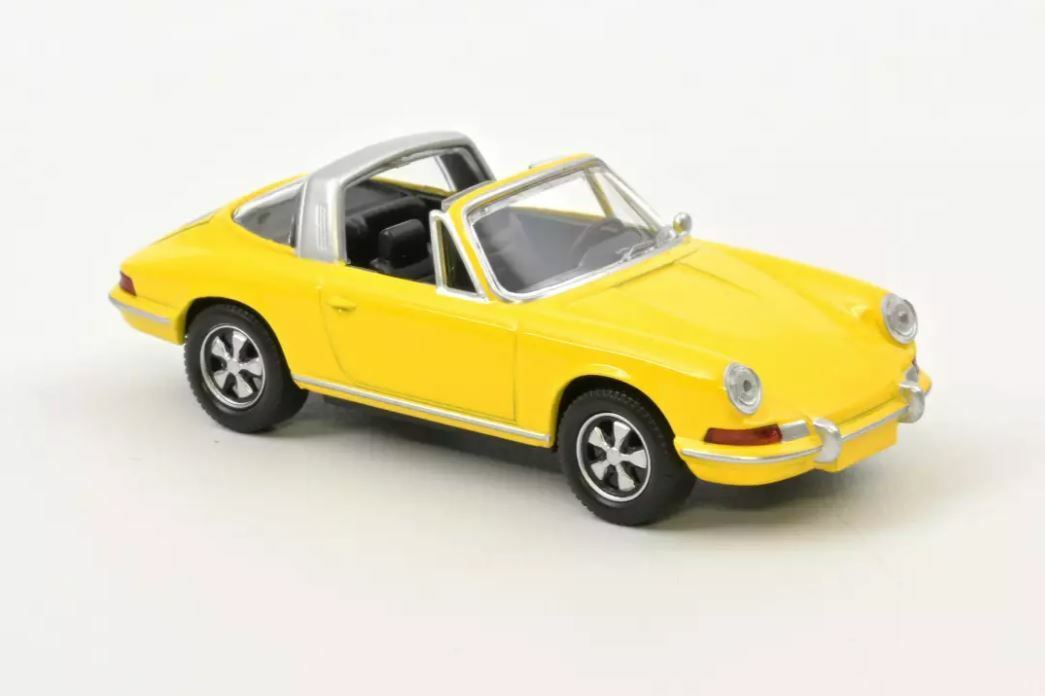 ノレブ 1/43 ポルシェ 911 タルガ 1969 イエロー NOREV PORSCHE 911 TARGA NOREV 紙パッケージ クリアケースや台座は付かないモデルです。【仕様】・スケール：1/43・ダイキャスト・品番：750042【注意】・製造時の塗装ムラ・ブツ・傷・はみ出し・デカールのズレ・浮き・欠け・ボンドのはみ出し・部品のズレ・タイヤの浮きなど、メーカーによって差はありますが量産モデルはある程度許容されています。・ブリスター、台紙、外箱には輸送に伴うスレやヨレ、汚れ、変形などがある場合がありますのでご了承ください。・パッケージは撮影、検品のため開封している場合がありますのでご了承ください。・パッケージのデザインは画像と異なる場合があります。 2