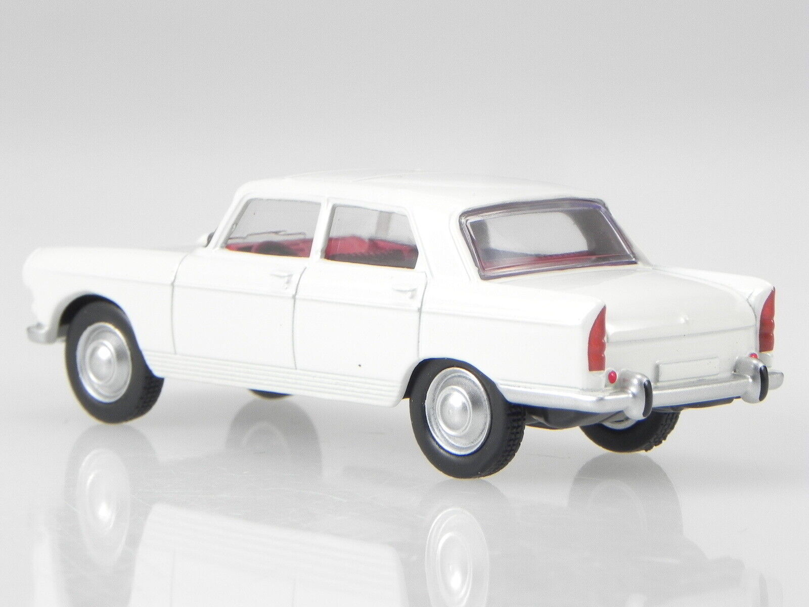�ڹ���߸��ʡۥΥ�� 1/64 �ץ��硼 404 1961 �ۥ磻�� NROEV Peugeot 404 Courchevel White �ߥ˥���