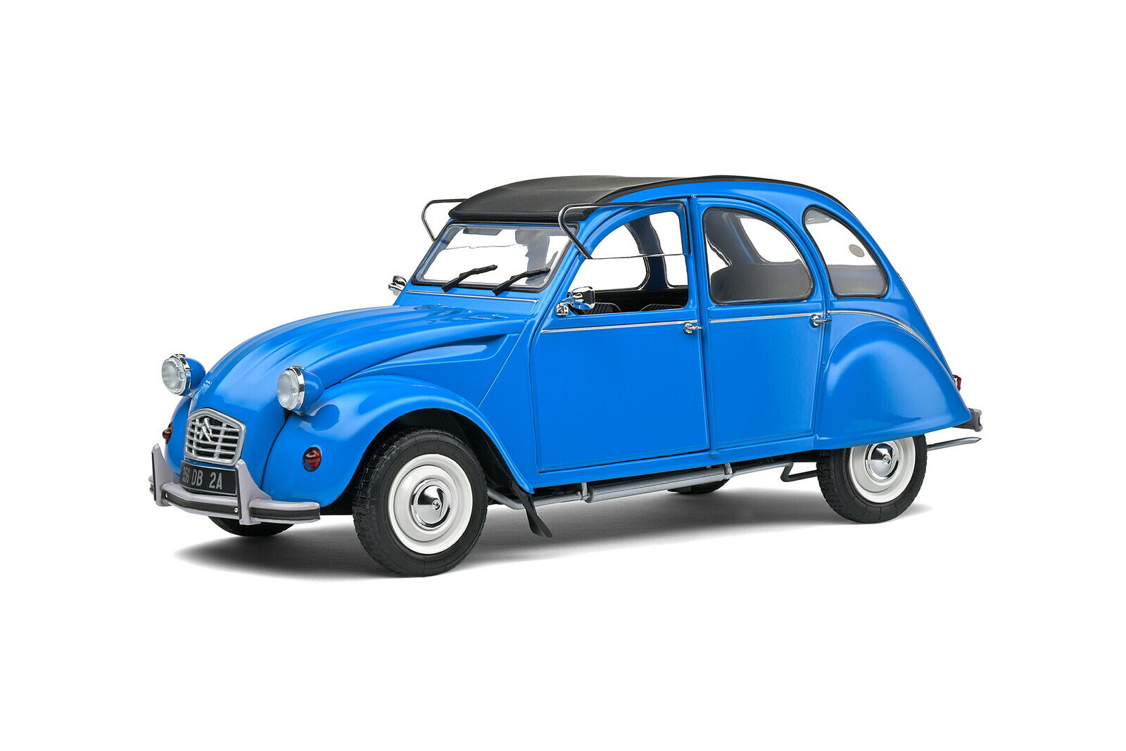 ソリド 1/18 シトロエン 2CV 6 1982 ブルー SOLIDO CITROEN 2CV6 BLEU PETROLE ミニカー フランス SOLIDO ミニカー ダイキャスト モデルカー 【仕様】・スケール：1/18・ダイキャスト・ドア開閉・ステアリング可動・品番：S1805026【注意】・製造時の塗装ムラ・ブツ・傷・はみ出し・デカールのズレ・浮き・欠け・ボンドのはみ出し・部品のズレ・タイヤの浮きなど、 メーカーによって差はありますが量産モデルはある程度許容されています。個体差による返品・交換はお受けできませんのでご了承ください。・ブリスター、台紙、外箱には輸送に伴うスレやヨレ、汚れ、変形などがある場合があります。パッケージの細かなダメージを気にされる方はご注文をお控え下さい。・パッケージの仕様/デザインは異なる場合があります。・商品は撮影や検品のため一度開封している場合があります。・お使いのパソコンのモニターの発色具合により実際のものと色が異なる場合がございます。 2