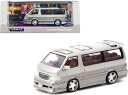 ターマックワークス 1/64 トヨタ ハイエース 100系 カスタム シルバー Tarmac Works Toyota Hiace ミニカー TARMAC WORKS ミニカー ダイキャスト モデルカー 【仕様】・スケール：1/64・ダイキャスト・クリアケース付・品番：T64R-078-BR【注意】・製造時の塗装ムラ・ブツ・傷・はみ出し・デカールのズレ・浮き・欠け・ボンドのはみ出し・部品のズレ・タイヤの浮きなど、メーカーによって差はありますが量産モデルはある程度許容されています。・ブリスター、台紙、外箱には輸送に伴うスレやヨレ、汚れ、変形などがある場合がありますのでご了承ください。・商品は撮影や検品のため一度開封している場合があります。・お使いのパソコンのモニターの発色具合により実際のものと色が異なる場合がございます。 2