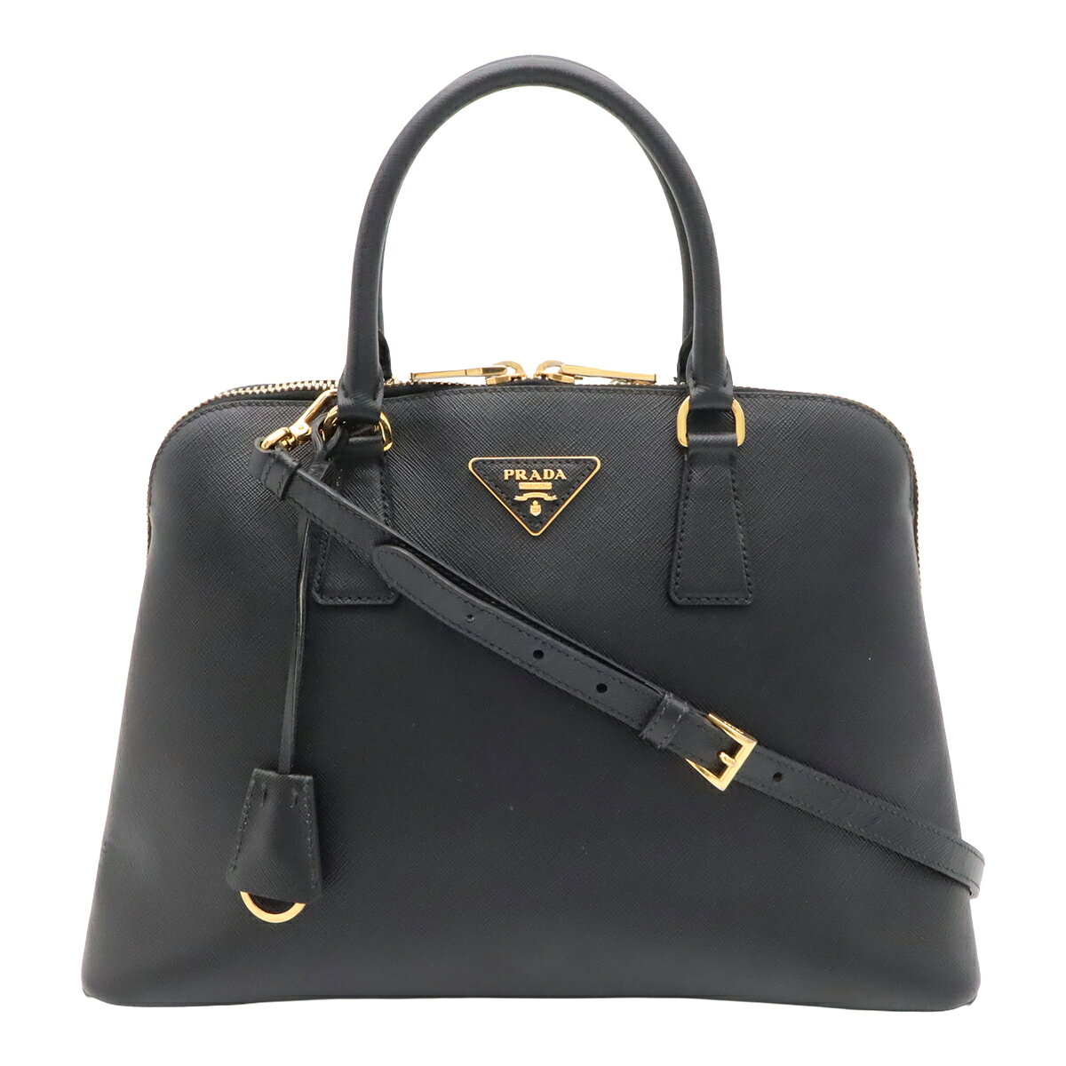 商品説明 程度 中古 ABランク サイズ W35cm H24cm D14cm ショルダーストラップ最長約120cm(6段階調節可、金具含む) 材質 レザー カラー NERO(ブラック) 仕様 内側間仕切りファスナーポケット1、ファスナーポケット1、ポケット3 付属品 保存袋 ショルダーストラップ ギャランティカード(海外免税店印有) クロシェット(キーリング) 重さ 約1.1kg コンディション 外側 型崩れ、若干の角スレ、背面薄汚れ、ハンドル跡 内側 保管臭、レザー端剥がれ、薄汚れ、若干のスレ ハンドル コバヒビ、若干のスレ ショルダー シワ、コバ溶け跡 金具 メッキ剥げ、スレ 特記事項 調節穴1個増設 コメント 若干使用感がございますが、ご使用に問題なくご愛用いただけます。フロントにロゴプレートを配したPRADAの定番サフィアーノの2WAYハンドバッグ。収納力もあり大変機能的なアイテムでございます。