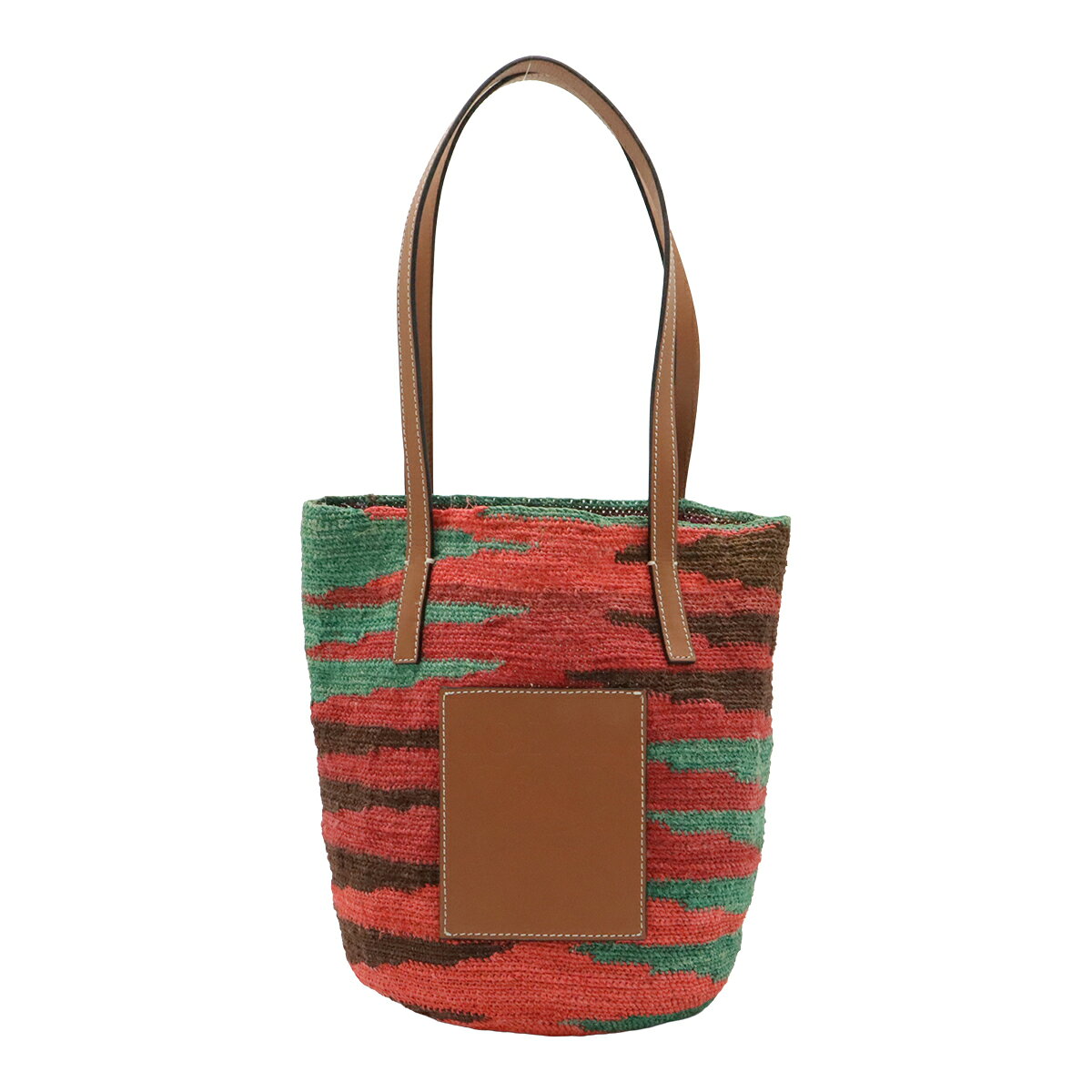商品説明 程度 中古 Aランク サイズ W18cm-28cm H24cm D18cm(手作りの性質上、サイズは異なる場合がございます。) 材質 リュウゼツラン/レザー カラー ピンク/パープル/グリーン/ブラウン/タン 付属品 なし 重さ 約190g コンディション 外側 フロント革部剥がれ、若干のヨレ、繊維ほつれ 内側 若干の繊維ほつれ ショルダー ヨレ、シワ コメント 若干使用感がございますが、全体的に状態の良いお品物でございます。エクアドルの先住民コミュニティに伝わる伝統的なシグラ柄が特徴の、リュウゼツランの繊維を手編みしたカラフルなバスケットバッグ。カーフスキンのストラップと外側にカーフスキンのアナグラムパッチを施し仕上げられています。