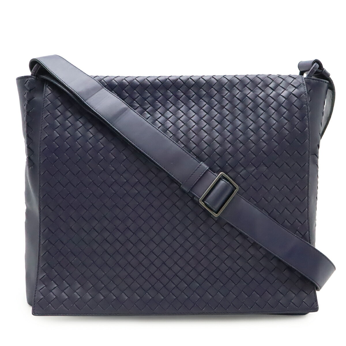 商品説明 程度 中古 ABランク サイズ W37cm H33.5cm D9.5cm ショルダー最長約125cm(調節可) 材質 レザー カラー ダークパープル 仕様 背面ファスナーポケット1、内側ポケット1 付属品 なし 重さ 約950g コンディション 外側 スレ、シワ、型崩れ、角、背面補色跡、フラップコバ若干の割れ 内側 スレ、若干の汚れ、フラップ浮き皺 ショルダー 浮き皺、スレ、金具跡、ヤケ有り 金具 若干のスレ コメント 使用感がございますが、ご使用に問題なくご愛用いただけます。上質なレザー素材でスマートなフォルム。収納力が高く、世代を超えて愛される逸品でございます。