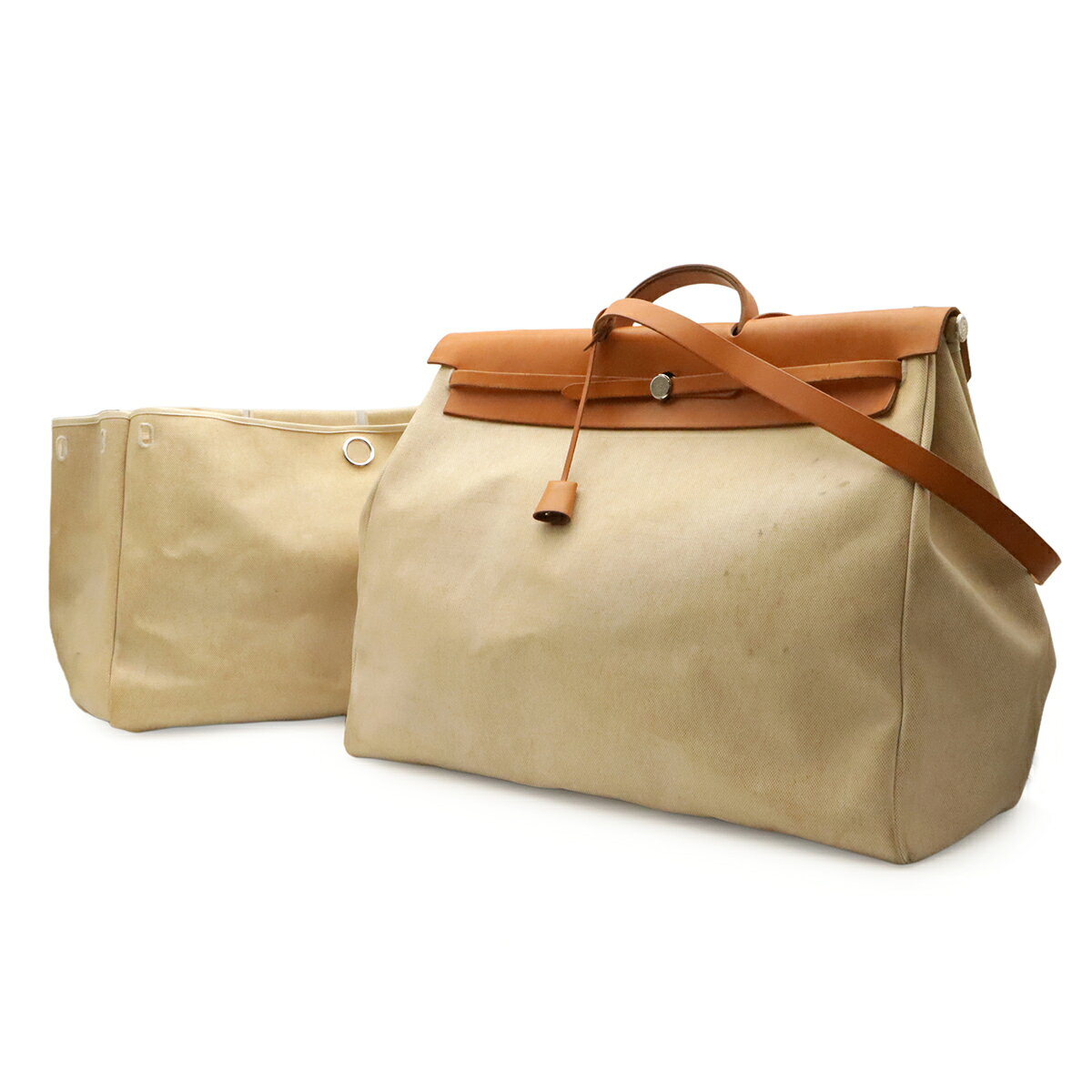 商品説明 程度 中古 Bランク サイズ W52cm H43cm D26cm ショルダー全長約96cm(調節不可) 材質 トワルオフィシエ/レザー カラー ナチュラル/ライトブラウン 仕様 内側ポケット1 付属品 替バッグ(黄ばみ、汚れ、べたつき有り) クロシェット カデナ 鍵 重さ 約1.6kg コンディション 外側 黄ばみ、汚れ、折れ癖、しっとり感、レザー部分キズ、シミ、ベルトシワ、若干の剥がれ 内側 黄ばみ、シミ、若干の汚れ、保管臭 ハンドル シミ、フチスレ ショルダー シミ、スレ 金具 スレ 特記事項 刻印 □B(1998年頃製造) コメント 使用感のあるお品物でございます。カジュアルさと上品さを兼ね備えた人気のバッグ。様々なシーンに合わせやすいオシャレなアイテムでございます。