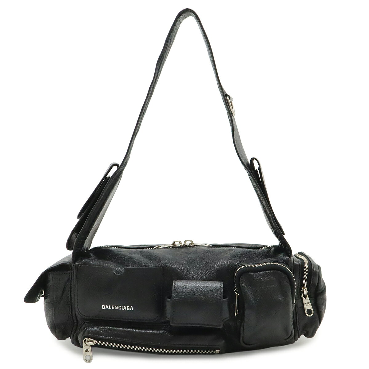 商品説明 程度 中古 Aランク サイズ W25cm-31cm(ポケット含む) H10cm D10cmショルダー長さ約65cm(調節不可) 材質 レザー カラー ブラック 仕様 外側ファスナーポケット3、サイドポケット2、カード入れ1、エアポッズポケット1、ショルダーフラップポケット2、ポケット1 付属品 なし 重さ 約470g コンディション 外側 型崩れ、シワ、フチスレ、ポケット薄汚れ 内側 薄汚れ ショルダー ポケット内べたつき汚れ、ヨレ、シワ 金具 スレ コメント 大きな使用感等も無く、全体的に綺麗なお品物となっております。上質なレザーを使用、フロントやサイド、ストラップ部分にまで収納スペースを備えた、SUPERBUSYシリーズならではの存在感が魅力です。カジュアルからモードスタイルまで幅広くお使いいただけます。