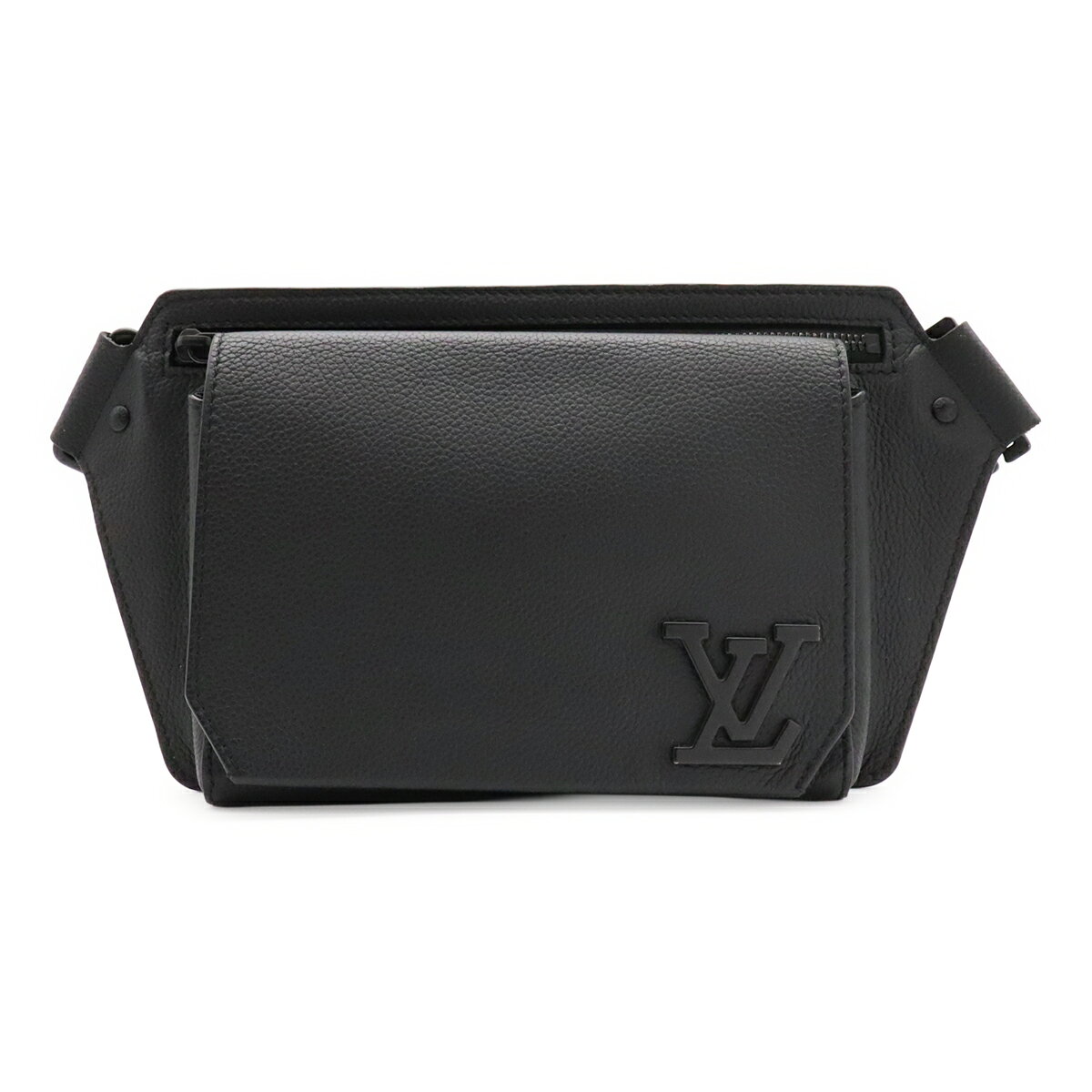 商品説明 程度 中古 ABランク サイズ W22.5cm-29.5cm H15.5cm D3.5cm ショルダー最長約129cm(調節可、金具含む) 材質 グレインレザー カラー ノワール 仕様 外側ポケット1 付属品 なし 重さ 約490g コンディション 外側 潰れ、薄スレ、アタリ、若干のテカリ、背面、ポケット内薄汚れ 内側 薄汚れ ショルダー ヨレ、シワ、スレ、若干の毛羽立ち 金具 スレ、ファスナー僅かな剥げ 特記事項 製造番号 ICチップ管理(未刻印) コメント 一般的な使用感のあるお品物となっております。コンパクトながらマチ付きのコンパートメントを備え、大きく開く間口でスマートフォンの出し入れがしやすく、使い勝手の良いアイテムです。