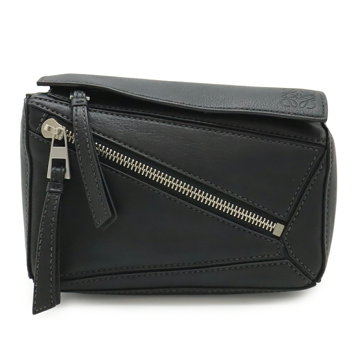 商品説明 程度 中古 Aランク サイズ W17.5cm H11cm D7cm ショルダー最長約109cm(両側6 段階調節可) 材質 レザー カラー ブラック 仕様 外側ファスナーポケット1、内側ポケット1 付属品 なし 重さ 約280g コンディション 外側 膨らみ、若干のスレ、上部白っぽい汚れ、補色跡 内側 目立つダメージなし ショルダー 付け根若干の浮き皺 金具 目立つダメージなし コメント 若干使用感がございますが、全体的に状態の良いお品物でございます。使うほどに馴染む上質で高級感のあるレザーを使用したボディバッグ。コーディネートを選ばず、お出かけに最適なアイテムでございます。