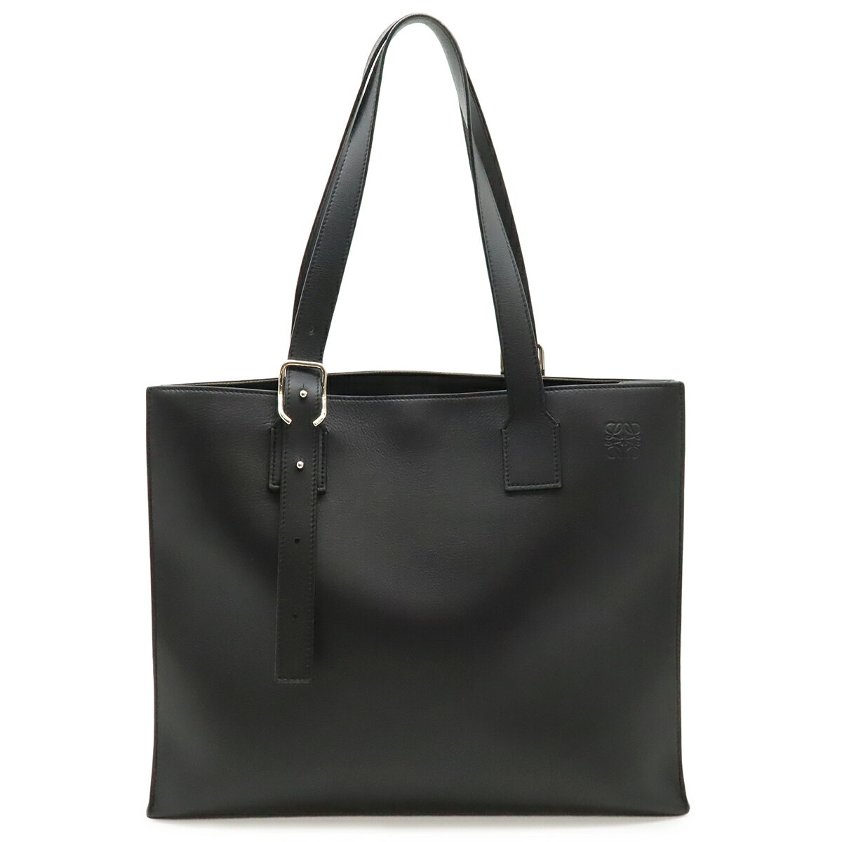 商品説明 程度 中古 Aランク サイズ W39.5cm H32cm D9cm 材質 レザー カラー ブラック 仕様 内側ファスナーポケット1 付属品 なし 重さ 約900g コンディション 外側 膨らみ、若干のスレ、白っぽい汚れ、角スレ 内側 上部若干のヤケ、薄汚れ、留めレザーコバ剥がれ ショルダー コバヒビ 金具 わずかな点錆 コメント 若干使用感がございますが、全体的に状態の良いお品物でございます。特徴的なアシンメトリートップハンドルとバックルを備えたトートバッグ。通勤通学などにも活躍する当店オススメのアイテムでございます。