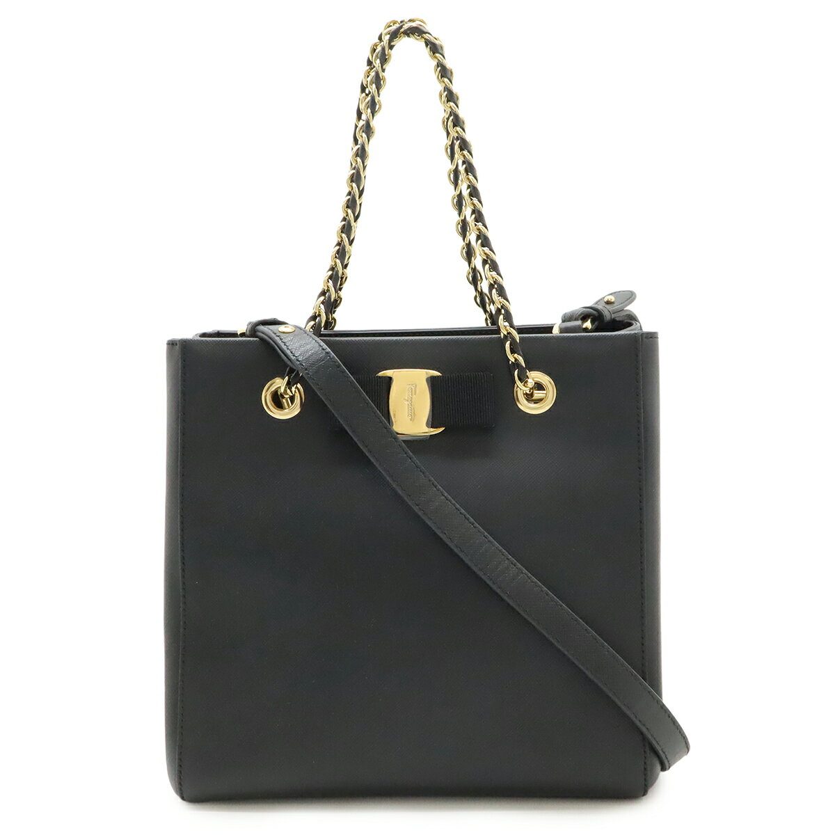 商品説明 程度 中古 Aランク サイズ W20cm H20cm D14cm ショルダーストラップ最長約110cm(両側2段階調節可) 材質 レザー カラー ブラック 仕様 内側ファスナーポケット2 付属品 保存袋 ショルダーストラップ 重さ 約560g コンディション 外側 スレ、薄汚れ 内側 間口、ポケット内若干の薄汚れ ハンドル 目立つダメージなし ショルダー シワ 金具 若干のスレ コメント 若干使用感がございますが、全体的に状態の良いお品物でございます。上質なレザーにヴァラの金具が上品なチェーンバッグ。シックなカラーリングに洗練されたデザインでお出かけにおすすめです。