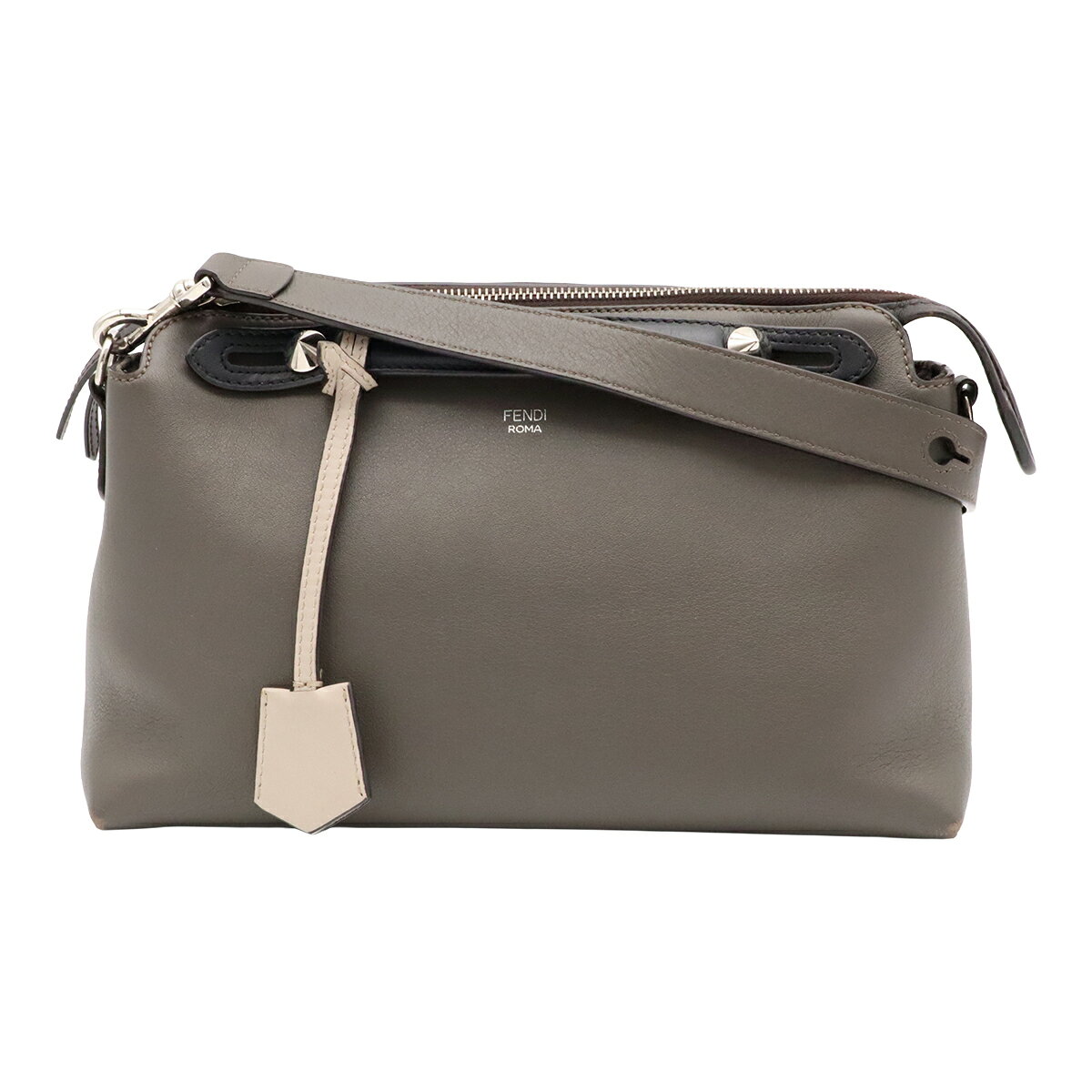 商品説明 程度 中古 ABランク サイズ W28cm H17.5cm D12.5cm ショルダーストラップ最長約117 材質 レザー カラー グレー/ブラック/ベージュ 仕様 内側間仕切りファスナーポケット1、小ポケット2 cm(5段階調節可、金具含む) 付属品 ショルダーストラップ クロシェット 保存袋 重さ 約690g コンディション 外側 スレ、シワ 内側 スレ、薄汚れ、側面間口僅かなほつれ ハンドル シワ、スレ、コバ溶け ショルダー ヨレ 金具 メッキスレ コメント 一般的な使用感のあるお品物となっております。手触りのよい滑らかなレザーを使用した2WAYバッグ。シンプルなデザインで様々なシーンでお使いいただける便利なアイテムでございます。