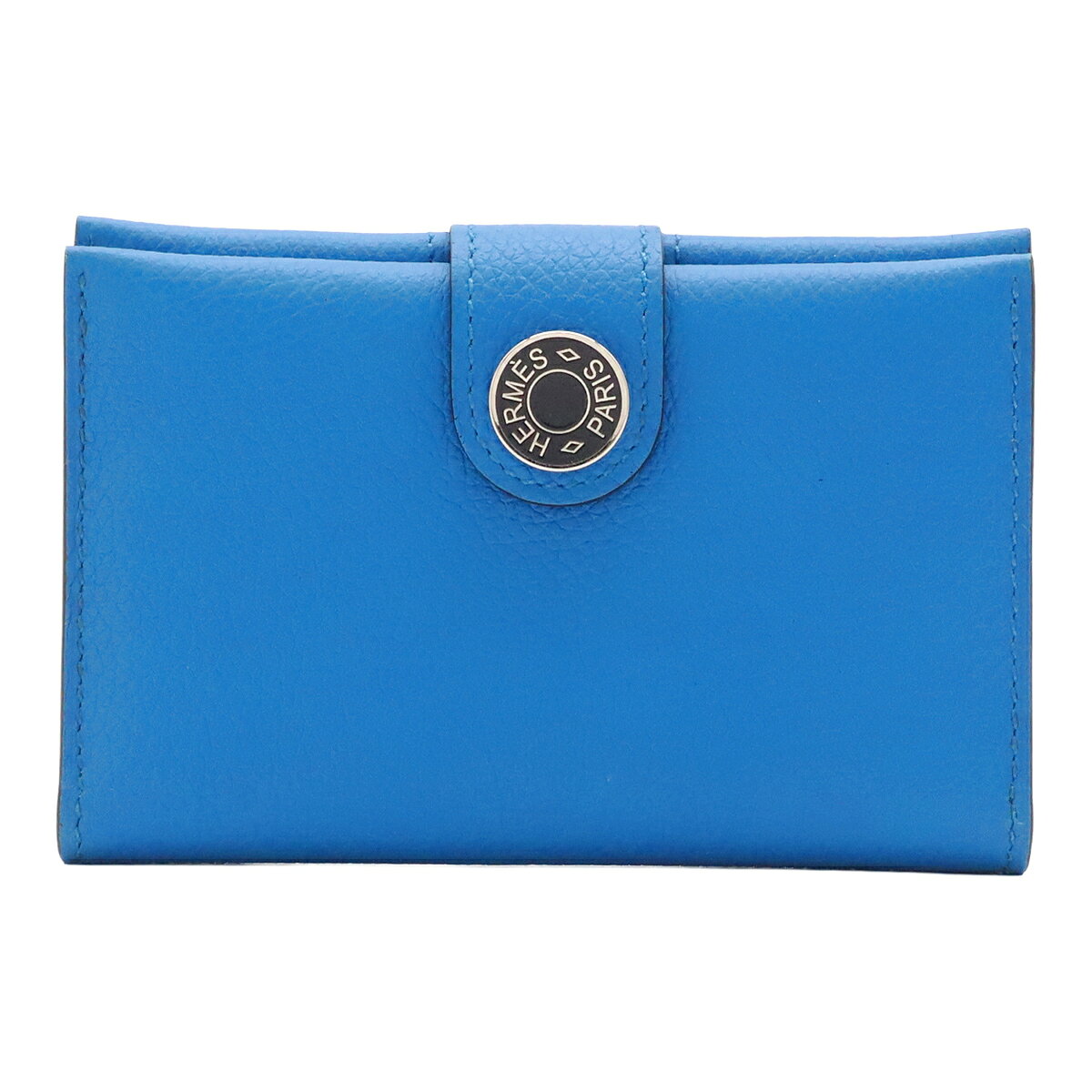 商品説明 程度 中古 Sランク サイズ W7cm H10.5cm 材質 ヴォーエヴァーカラー カラー ブルーイドラ 仕様 カードポケット4 付属品 なし コンディション 外側 目立つダメージなし 内側 フチ若干の押し跡 金具 わずかな小キズ、スレ 特記事項 刻印 K(2025年頃製造) コメント 全体的に綺麗なお品物でございます。シンプルで気兼ねなくご使用いただける便利なアイテムでございます。