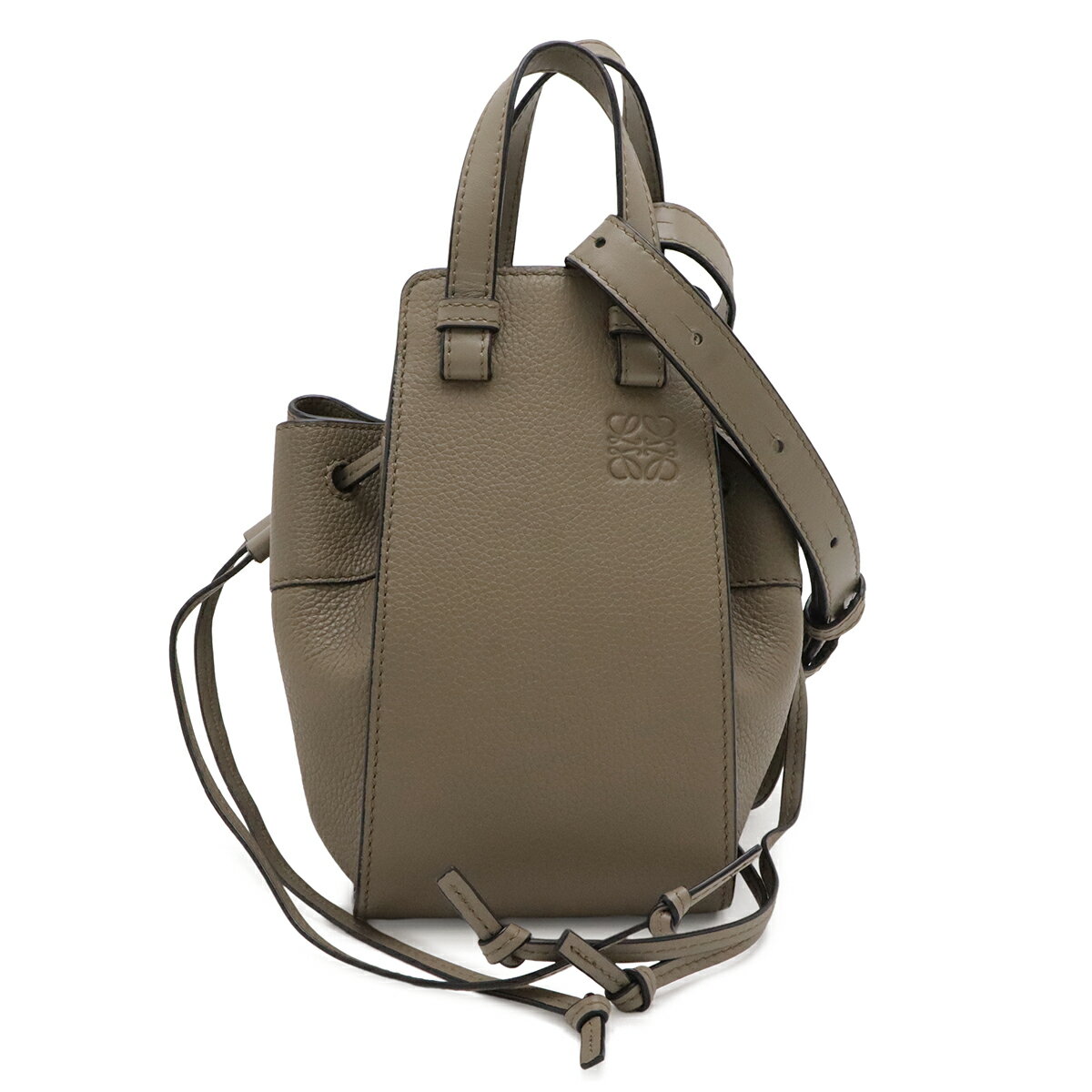 商品説明 程度 中古 Aランク サイズ W10.5cm-26cm H19cm D15cm ショルダーストラップ最長約112cm(両側5段階調節可) 材質 レザー カラー グレージュ 仕様 内側ポケット2 付属品 ショルダーストラップ 重さ 約320g コンディション 外側 目立つダメージなし 内側 目立つダメージなし ハンドル 若干の折れ癖、コバヒビ ショルダー シワ 金具 目立つダメージなし コメント 目立つ難等無く、全体的に状態の良いお品物でございます。ロエベで最も高い人気を誇るスタイルのひとつのハンモックバッグ。トレンドのミニサイズでちょっとしたお出かけにぴったりなバッグです。
