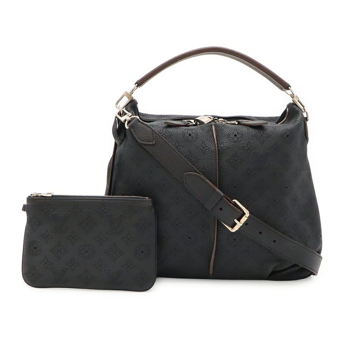 商品説明 程度 中古 ABランク サイズ W37cm H31cm D4cm ショルダーストラップ最長約102cm(5段階調節可、金具含む) 材質 マヒナレザー カラー ノワール 仕様 内側ファスナーポケット1、小ポケット2 付属品 ショルダーストラップ クロシェット カデナ 鍵2 ポーチ 重さ 約930g コンディション 外側 スレ 内側 薄汚れ、スレ ハンドル キズ、スレ ショルダー スレ、若干のヨレ 金具 くすみ、スレ 特記事項 製造番号 AR0174 コメント 使用感がございますが、ご使用に問題なくご愛用いただけます。上質なレザーに丸みを帯びたフォルムがフェミニンな印象の「セレネPM」。カジュアルながらスタイリッシュにお使いいただけます。