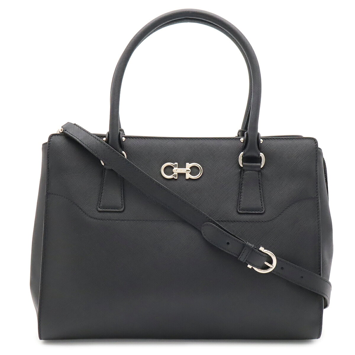 商品説明 程度 中古 Aランク サイズ W34cm H26cm D14cm ショルダーストラップ最長約115cm(5段階調節可、金具含む) 材質 レザー カラー ブラック 仕様 外側ポケット2、内側ファスナーポケット1、小ポケット1、携帯ポケット1 付属品 なし 重さ 約1.1kg コンディション 外側 型崩れ、下部シワ、角スレ 内側 若干スレ、保管臭、ポケットフチ糸ほつれ箇所あり ハンドル スレ、若干色抜け、歪み ショルダー 若干スレ、ヨレ 金具 若干スレ コメント 若干の使用感はございますが、比較的に状態に良いお品物でございます。シンプルなデザインでデイリーにお使い頂けるアイテムです。ガンチーニ金具が引き立つ上品な印象のトートバッグでございます。