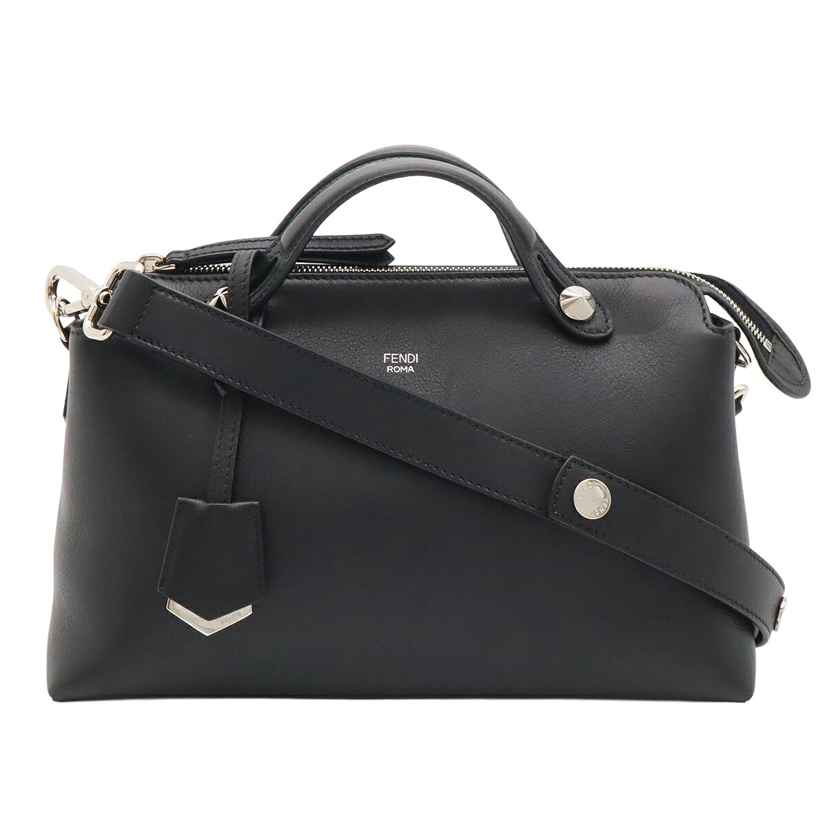 商品説明 程度 中古 ABランク サイズ W28cm H18cm D13cm ショルダーストラップ最長約116cm(調節可、金具含む) 材質 レザー カラー ブラック 仕様 内側間仕切りファスナーポケット1、小ポケット2 付属品 ショルダーストラップ クロシェット 重さ 約600g コンディション 外側 スレ、サイド片側若干の折れ 内側 若干の薄汚れ ハンドル わずかなしっとり感 ショルダー 若干のシワ、スレ、ボタンキズ 金具 若干のスレ コメント 目立つダメージ等なく、比較的状態の良いお品物でございます。手触りのよい滑らかなレザーを使用した2WAYバッグ。シンプルなデザインで様々なシーンでお使いいただける便利なアイテムでございます。