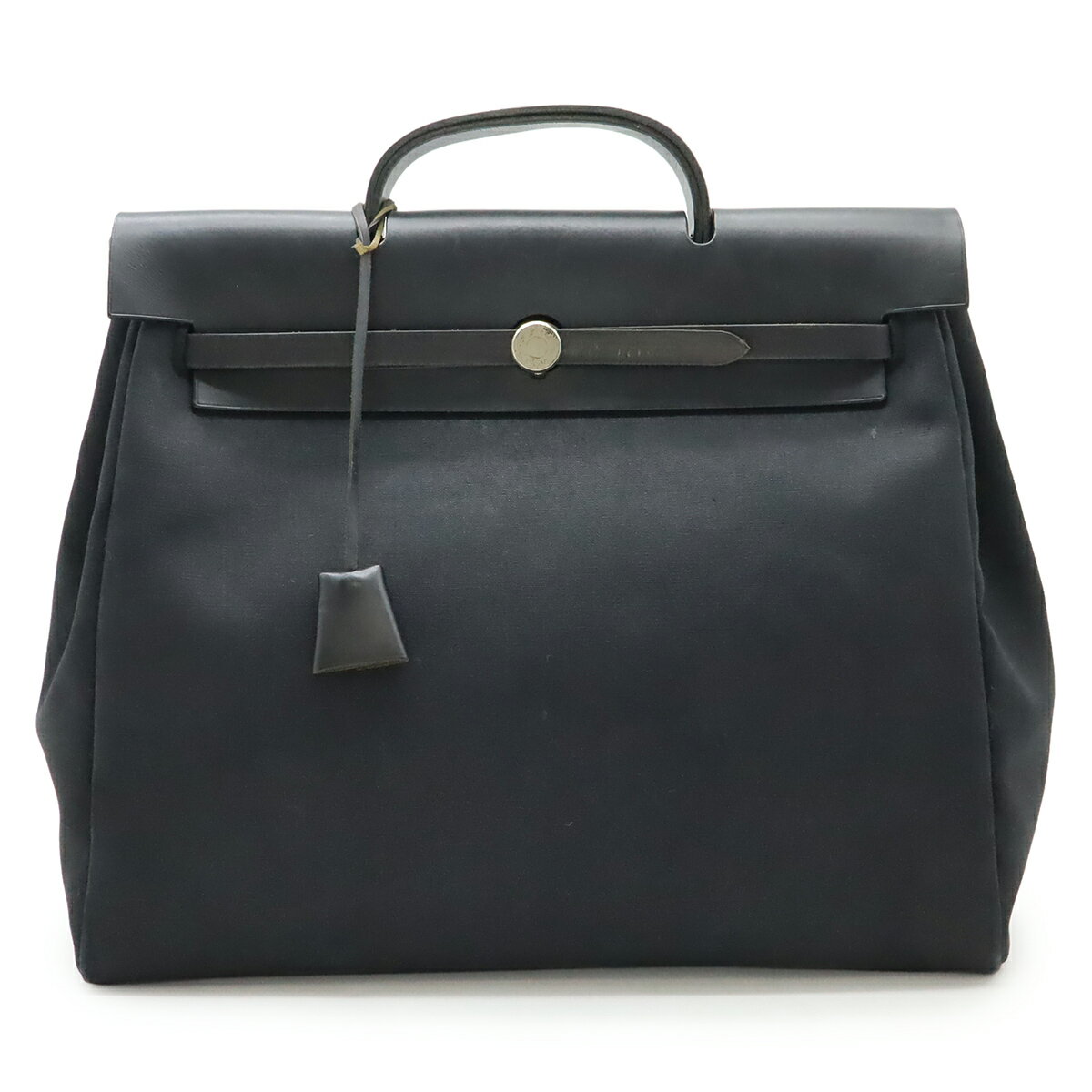 商品説明 程度 中古 Bランク サイズ W37.5cm H34.5cm D12cm 材質 トワルオフィシエ/レザー カラー ブラック 付属品 保存袋 クロシェット カデナ 鍵 重さ 約1kg コンディション 外側 スレ、テカリ、薄汚れ、レザ...