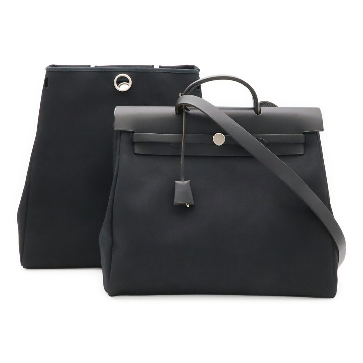 商品説明 程度 中古 ABランク サイズ W38cm H34cm D12.5cm ショルダー最長約96cm(調節不可) 材質 トワルオフィシエ/レザー カラー ブラック 付属品 替えバッグ ショルダーストラップ クロシェット カデナ 鍵 重さ 約1.7kg コンディション 外側 素材臭、スレ、薄汚れ、レザースレキズ 内側 素材臭、スレ、薄汚れ ハンドル 若干のスレ ショルダー ヨレ、シワ、フチスレ 金具 スレ、くすみ 特記事項 刻印 □F(2002年頃製造) コメント 一般的な使用感のあるお品物となっております。カジュアルさと上品さを兼ね備えた人気のバッグ。様々なシーンに合わせやすいオシャレなアイテムでございます。
