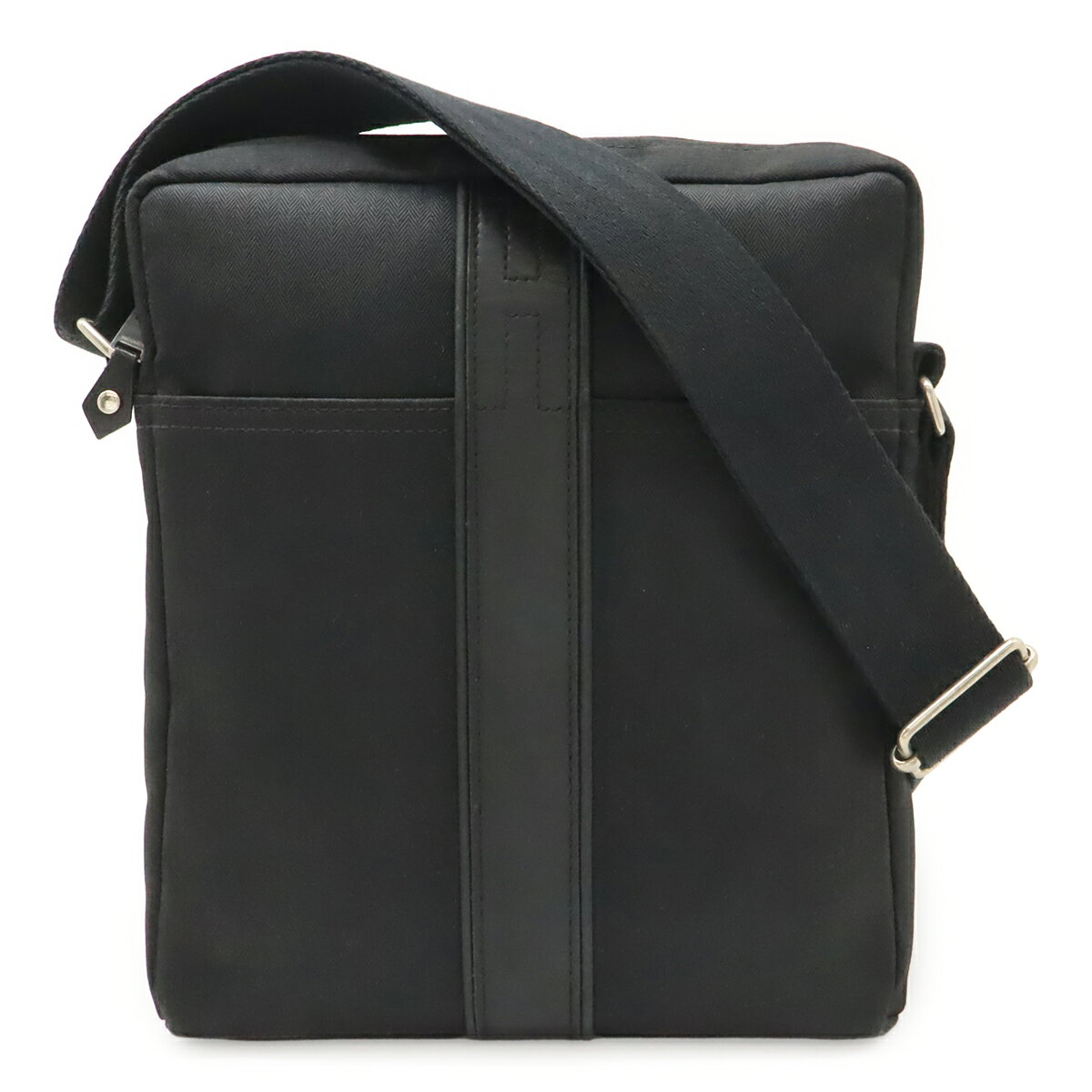 商品説明 程度 中古 ABランク サイズ W23cm H26.5cm D6cm ショルダー最長約148cm(調整可、金具含む) 材質 トワルシェブロン/レザー カラー ブラック 仕様 前面ポケット2、内側ファスナーポケット1 付属品 なし 重さ 約460g コンディション 外側 薄汚れ、レザー部分シワ、スレ、角スレ 内側 間口色褪せ ショルダー 若干の毛羽立ち、フチスレ、アジャスター錆び 金具 くすみ コメント 一般的な使用状態のお品物でございます。軽量でデイリーユースにピッタリの斜め掛けショルダーバッグ。補強ステッチは「H」の文字となっており、エルメスフリークにとっては満足度の高いデザインです。