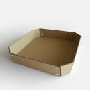 item:8_TRAY M(Kraft) price:2,200yen+tax brand:concrete craft（コンクリートクラフト） ヨーロッパで開発された繊維ボード「パスコ」を使ったトレー。半切り加工を施し折り曲げて、リベットで留めたシンプルな8角形をした万能トレー。シンプルなかたちだからこそ、ディティールにこだわり、トレー内側部分も綺麗に仕上がるよう、両面リベット加工を施しています。パスコのマットな色彩に、職人の手作業によりひとつひとつ丁寧に打ち込まれたシルバー色のリベットがアクセントになっております。玄関やリビング、デスク回りなどの、ちょっとした小物を入れるのに丁度良いサイズです。同サイズはスタッキングも可能ですので、組み合わせてご利用にもなれます。 SPEC サイズ W190×D190×H45mm 材質 パスコ(主原料に木材繊維を使用した繊維ボード) BRAND VARIATION こんな商品もおすすめ