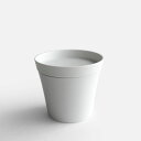 item:IR/004 Tea Cup M (White Matt) price:11,000yen+tax brand:2016/ designer:Ingegerd Raman （インゲヤード・ローマン） スウェーデンを代表するデザイナー、インゲヤード・ローマンは有田の高度な技術を応用し、機能的でスタッキングの美しい、ティーセットを提案しました。繊細なラインを用いたこのシリーズは、重ね合わせることでより美しさが強調されます。白と黒のやわらかな手触りを持った特別な釉薬も新たに開発されました。「このコレクションは、最後までお互いが一切の妥協を許さない、デザイナーと職人による真のコラボレーションによって生み出された」とインゲヤードは語っています。磁器に関するローマンの広い経験と有田の高度な生産技術が融合し、これまでにない美しい磁器のコレクションが生まれました。 SPEC サイズ φ95×H85mm 材質 磁器 生産地 佐賀県西松浦郡有田町 お取り扱いについて 電子レンジ：○　/　食洗機：○　/　オーブン：×　/　直火：× BRAND DESIGNER 　 VARIATION こんな商品もおすすめ