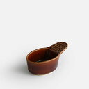 item:Kiln Measuring spoon(Brown) price:800yen+tax brand:GLOCAL STANDARD PRODUCTS（グローカルスタンダードプロダクツ） GLOCAL STANDARD PRODUCTSの磁器シリーズ「Kirn」。Kiln Measuring spoonはボディ部分にオリジナルデザインのレリーフを施したコーヒーメジャースプーンです。 SPEC サイズ W85×D45×H30mm 容量 珈琲粉すり切り12g 材質 磁器 生産国 日本 BRAND 　 VARIATION こんな商品もおすすめ