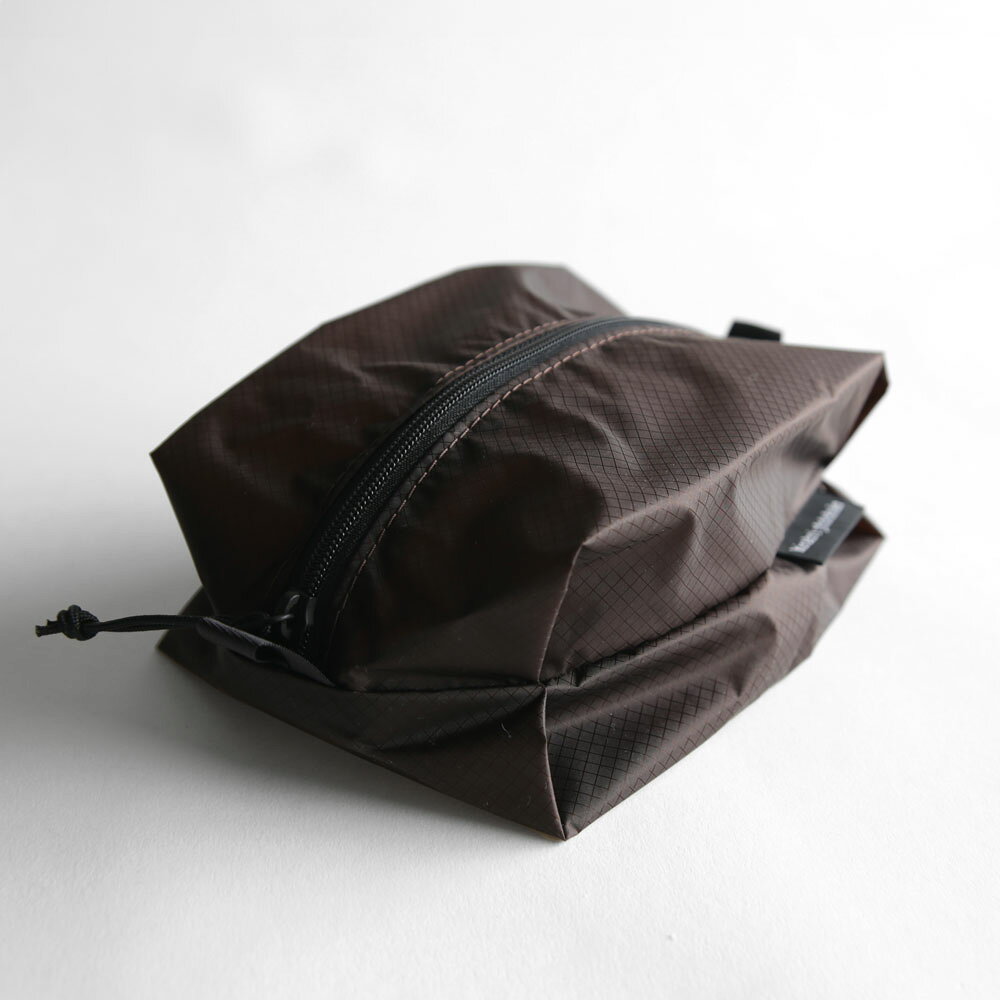 kirahvi yhdeksan キラハビーユフデクサン / Light pouch - square M チョコレート｜メール便可 3点まで｜ライトポーチ スクエアポーチ Mサイズ リップストップナイロン 軽量 コンパクト 小物入れ 茶色 シンプル モダン ユニセックス｜117477 blw-store-10003252 B.L.W サンプル画像2