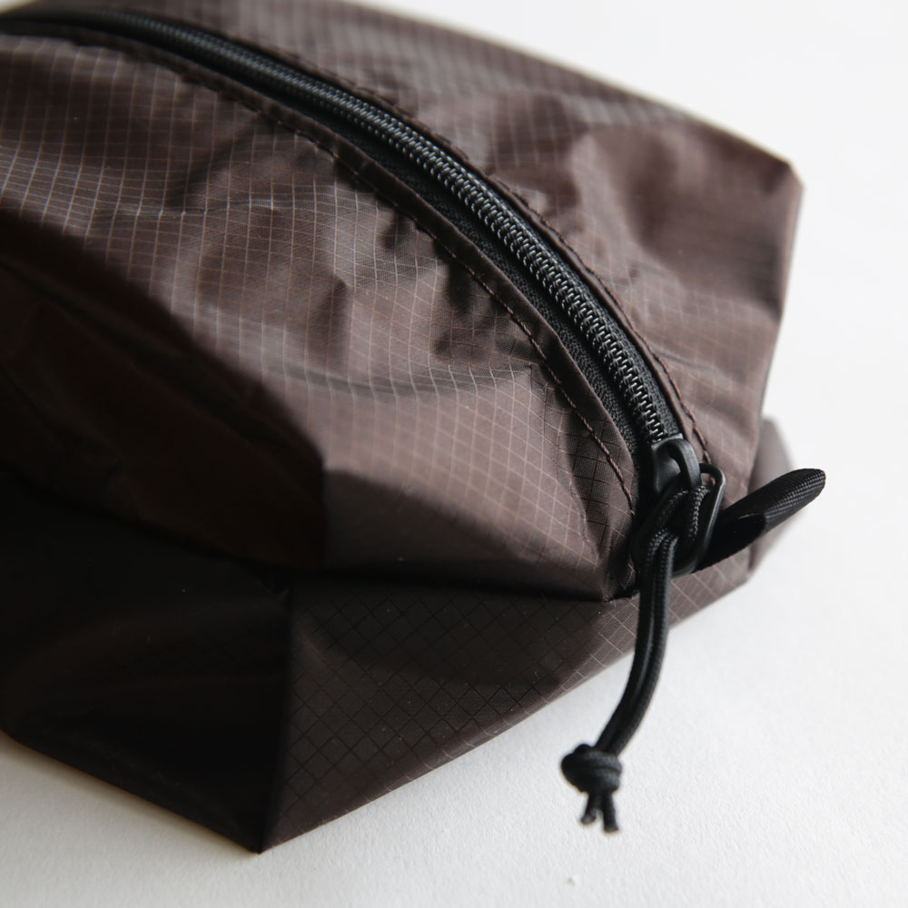 kirahvi yhdeksan キラハビーユフデクサン / Light pouch - square M チョコレート｜メール便可 3点まで｜ライトポーチ スクエアポーチ Mサイズ リップストップナイロン 軽量 コンパクト 小物入れ 茶色 シンプル モダン ユニセックス｜117477 blw-store-10003252 B.L.W サンプル画像3