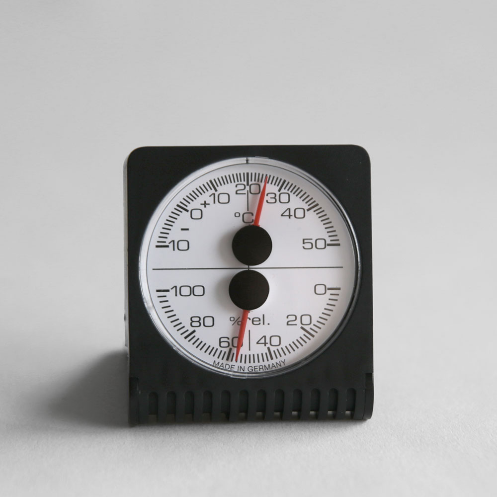 B.L.WのTFA DOSTMANN ティーエフエー ドストマン / Analogue thermo-hygrometer 45.2018｜アナログサーモハイグロメーター 温湿度計 TFAデザイン インテリア おしゃれ シンプル｜117246｜アングル2