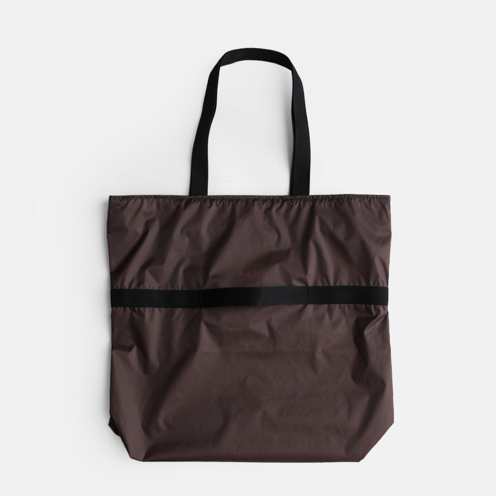 item:Nylon 2Way Bag Small(Brown/Black) brand:8.6.4（エイトシックスフォー） designer:Ena Otake ショルダーバッグからハンドバッグへと簡単に切り替えられる、汎用性の高い2WAYバッグです。1.9オンスのリップストップナイロンを採用し、軽量でありながら耐久性に優れ、日常使いはもちろん旅行やアウトドアにも最適。取り外し可能な小さなストラップを使えば、バッグ全体をクルクルと折りたたんで長方形にコンパクト収納でき、持ち運びも快適です。必要な時にサッと広げて使え、使わない時は小さくまとめられる利便性が魅力のアイテムです。 SPEC サイズ W406×H432×D114mm 材質 1.9oz リップストップナイロン 生産国 USA BRAND VARIATION こんな商品もおすすめ