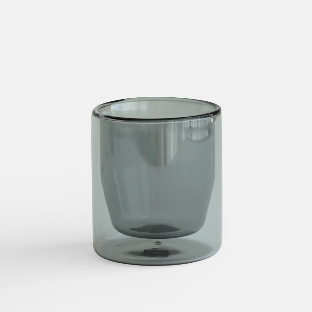 item:ANAheim Double Wall Tumbler 210ml (Gray) brand:ANAheim（アナハイム） すっきりとしたフォルムと、内側に浮かぶやわらかな丸みが美しい「ANAheim Double Wall Tumbler」。飲み物を宙に浮かべたように見せる、耐熱ガラス製のダブルウォールタンブラーです。二重構造が外気の影響をやわらかく遮り、飲み物の温かさや冷たさをほどよく保ちます。冷たい飲み物を入れても結露が生じにくく、温かい飲み物では表面が熱くなりにくいため、一年を通して快適に使用できます。透明なガラス越しに、飲み物によって変化する色合いや美しい浮遊感を楽しめるのも魅力です。サイズは、ホットドリンクやアルコールグラスとしても使いやすい210mlと、手に収まりやすく幅広い飲み物に対応する300mlの2種類。コーヒーやお茶、ジュース、アルコールなど、用途や暮らしに合わせて選べる、機能性と洗練された佇まいを兼ね備えたタンブラーです。 SPEC サイズ Φ80×H90mm 容量 約210ml 材質 耐熱ガラス（耐熱温度差120℃） 生産国 中国 お取り扱いについて 電子レンジ：×　/　食洗機：×　/　直火：×　/　オーブン：× BRAND こんな商品もおすすめ