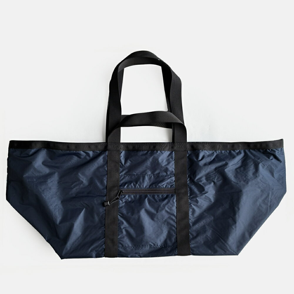 item:Nylon Weekender Medium(Navy/Black) brand:8.6.4（エイトシックスフォー） designer:Ena Otake 超軽量で耐久性と耐水性に優れたナイロン製ウィークエンダーバッグです。ナイロンウェービングハンドルとショルダーストラップの2WAY仕様。開口はジッパー開閉となっており、内側と外側にジッパーポケット1つずつ付いています。週末のお出かけや旅行、アウトドアなど幅広く活躍するバッグです。 SPEC サイズ W864×H381×D356mm 材質 1.9oz リップストップナイロン 生産国 USA BRAND VARIATION こんな商品もおすすめ