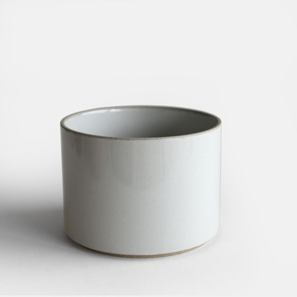 Brand : HASAMI PORCELAIN（ハサミポーセリン） Item : PLANTER(Gloss Gray) / HPM045 / プランター 伝統的な遺産を現代的なコンセプトでデザインした波佐見焼のライフスタイルウェア「HASAMI PORCELAIN」（ハサミポーセリン）に新たに追加されたプランター。一定のモジュールに従ってサイズ設計されているので、直径の合う既存のプレートを受皿としてご使用頂けます。 【サイズ】：φ145×H106mm 【材質】：半磁器 【生産地】：長崎県波佐見町 【備考】：底穴あり ※受皿(HPM002)は別売りとなります。 日本有数の窯業の盛んな地、長崎県波佐見町。この地で約400年前の江戸時代につくられはじめた磁器は、当時から日本各地はもとより、長崎港を経てヨーロッパへも出荷されていました。早くから量産体制が整えられたため、日用の食器としての確かな質と価格を実現したことが知られています。豊かな伝統は、現代まで脈々と受け継がれ、HASAMI PORCELAINは、篠本拓宏（tortoise）のディレクションにより、こうした遺産を現代のコンセプトで革新するテーブルウェアとして生まれました。 HASAMI PORCELAIN（ハサミポーセリン）のアイテム一覧HASAMI PORCELAIN（ハサミポーセリン） 伝統的な遺産を現代的なコンセプトでデザインした波佐見焼のプランター item:PLANTER(Gloss Gray) / HPM045 price:3,500yen+tax brand:HASAMI PORCELAIN（ハサミポーセリン） derection:篠本拓宏（tortoise） 伝統的な遺産を現代的なコンセプトでデザインした波佐見焼のライフスタイルウェア「HASAMI PORCELAIN」（ハサミポーセリン）に新たに追加されたプランター。一定のモジュールに従ってサイズ設計されているので、直径の合う既存のプレートを受皿としてご使用頂けます。 SPEC サイズ φ145×H106mm 材質 半磁器 生産地 長崎県波佐見町 備考 底穴あり ※受皿(HPM002)は別売りとなります。 波佐見から世界へ 日本有数の窯業の盛んな地、長崎県波佐見町。 この地で約400年前の江戸時代につくられはじめた磁器は、当時から日本各地はもとより、長崎港を経てヨーロッパへも出荷されていました。 早くから量産体制が整えられたため、日用の食器としての確かな質と価格を実現したことが知られています。豊かな伝統は、現代まで脈々と受け継がれ、HASAMI PORCELAIN（ハサミポーセリン）は、篠本拓宏（tortoise）のディレクションにより、こうした遺産を現代のコンセプトで革新するテーブルウェアとして生まれました。 アメリカで先行発売され人気となり、2011年に日本でも発売されて以来注目を集め、今ではスタンダードなテーブルウェアとして定着しています。 考え抜かれたモジュール設計 HASAMI HASAMI PORCELAIN（ハサミポーセリン）の器のサイズは、8.5cm、14.5cm、18.5cm、22cm、25.5cm、30cmのモジュールに従って設計されています。マグカップ、ボウル、トレイなど個々のアイテムが共通の直径でデザインされているため、自由なスタッキングが可能で、収納時や運搬時も無駄がありません。ニーズに合わせてスタッキングできる仕組みや、異なるサイズの器が入れ子で収納できる機能性は、日本料理のための伝統的な漆器である重箱からインスピレーションを得ています。重箱と同じように、室内でもアウトドアでも、単体でもセットでも、幅広いシーンで自由に使うことができます。 普遍性が宿る無駄のない佇まい HASAMI PORCELAIN（ハサミポーセリン）のフォルムには、一切の装飾性がありません。日本の伝統的な形態の根本でもある、潔くすっきりとした直線。機能と製造工程の必然性から導かれた、意味のある曲線。シンプルな線のみで構成されたデザインは、いくつもの器が重なり合い、フォルムがリピートすることで、いっそう美しい調和をつくり出します。「HASAMI PORCELAIN」（ハサミポーセリン）の無駄のない佇まいには、生活のための道具にふさわしい普遍性が宿っているのを感じます。 料理が映えるフォルムとカラー シンプルなフォルムとベーシックなカラー（ナチュラル、ブラック、グロスグレー）の器は料理を引き立ててくれます。まるで絵を描くように料理を盛り付けてお楽しみ頂けます。またサイズ展開が豊富ですので、あらゆる料理に対応したテーブルコーディネートが可能です。また電子レンジや食洗機も対応しておりますので、日常使いの器として気兼ねなくお使い頂けます。 触れた時の心地よさ HASAMI PORCELAIN（ハサミポーセリン）の魅力は、器が手や口に触れた時の感覚にある。陶器に比べて引き締まったシャープさがあり、通常の磁器よりも優しく有機的な感触が心地よい。独特の素材感によってもたらされるマットな風合いと色彩は、どんな食材と合わせても違和感がなく、フードやドリンクを引き立ててくれる。 HASAMI PORCELAIN（ハサミポーセリン）の素地は、天然の天草陶石からつくられる磁器の原料に、独自の比率で陶土を混ぜたもの。以前に波佐見で焼かれた陶磁器のサンプルを再現し、ありのままの素材感を生かす釉薬が配合された。 BRAND VARIATION こんな商品もおすすめ