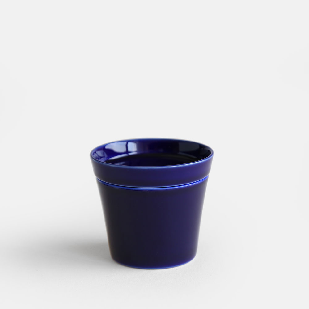 item:IR/019 Tea Cup S (Blue collection) price:5,500yen+tax brand:2016/ designer:Ingegerd Raman （インゲヤード・ローマン） 2018年より2016/ デザイナー インゲヤード・ローマンのコレクションに追加となった瑠璃色のコレクション。スウェーデンを代表するデザイナー、インゲヤード・ローマンは有田の高度な技術を応用し、機能的でスタッキングの美しい、ティーセットを提案しました。繊細なラインを用いたこのシリーズは、重ね合わせることでより美しさが強調されます。「このコレクションは、最後までお互いが一切の妥協を許さない、デザイナーと職人による真のコラボレーションによって生み出された」とインゲヤードは語っています。磁器に関するローマンの広い経験と有田の高度な生産技術が融合し、これまでにない美しい磁器のコレクションが生まれました。 SPEC サイズ φ75×H70mm 材質 磁器 生産地 佐賀県西松浦郡有田町 お取り扱いについて 電子レンジ：○　/　食洗機：○　/　オーブン：×　/　直火：× BRAND DESIGNER 　 VARIATION こんな商品もおすすめ