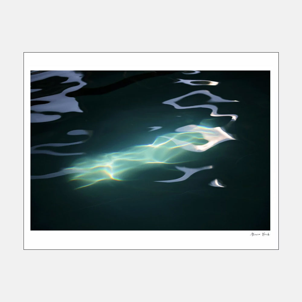 Alicia Bock Photography / Night Swimming 1 330×254mm【8 ×12 /アリシアボックフォトグラフィ/ポスター/写真/アート/フォトグラファー/光/プール/ナイトスイミング】 114272