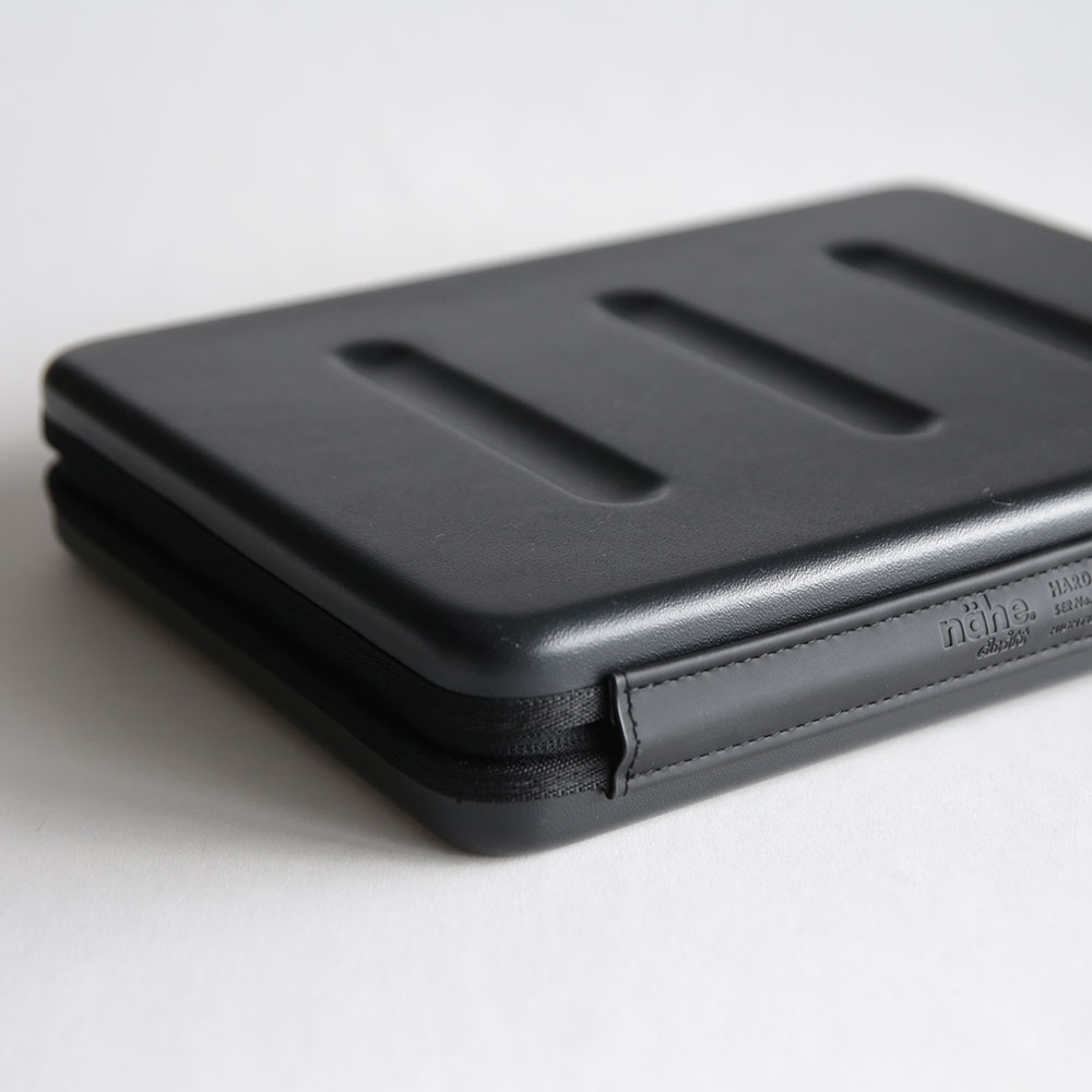 nahe ネーエ / HARD SHELL CASE PC ブラック｜ハードシェルケース HIGHTIDE ハイタイド ガジェットケース ノートPC収納 ポーチ 衝撃吸収 モバイルアクセサリ ケース おしゃれ｜114893 blw-store-10002476 B.L.W サンプル画像3
