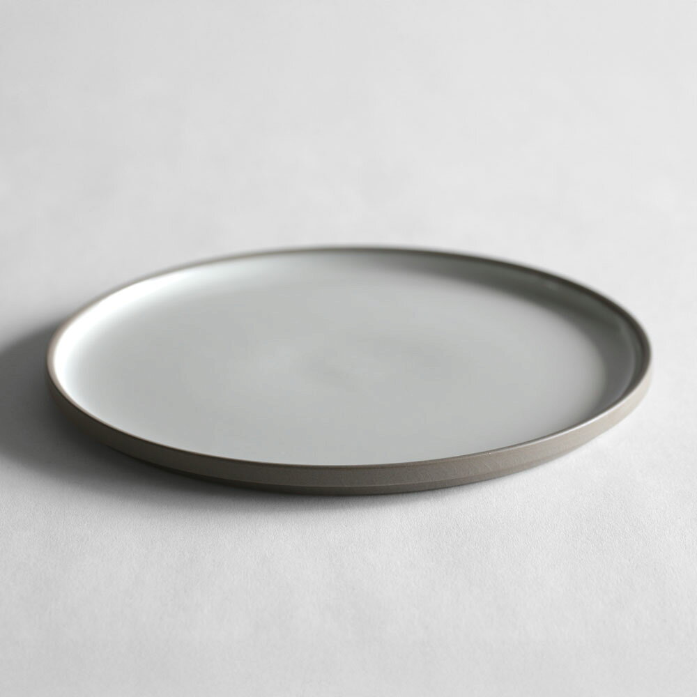 HASAMI PORCELAIN ハサミポーセリン / THE GREY COLLECTION プレート φ22cm HAW104 アッシュホワイト｜グレーコレクション 中皿 食器 波佐見焼 電子レンジ対応 食洗機対応 磁器 ギフト ミニマル スタッキング ホテルライク テーブルウェア｜118456