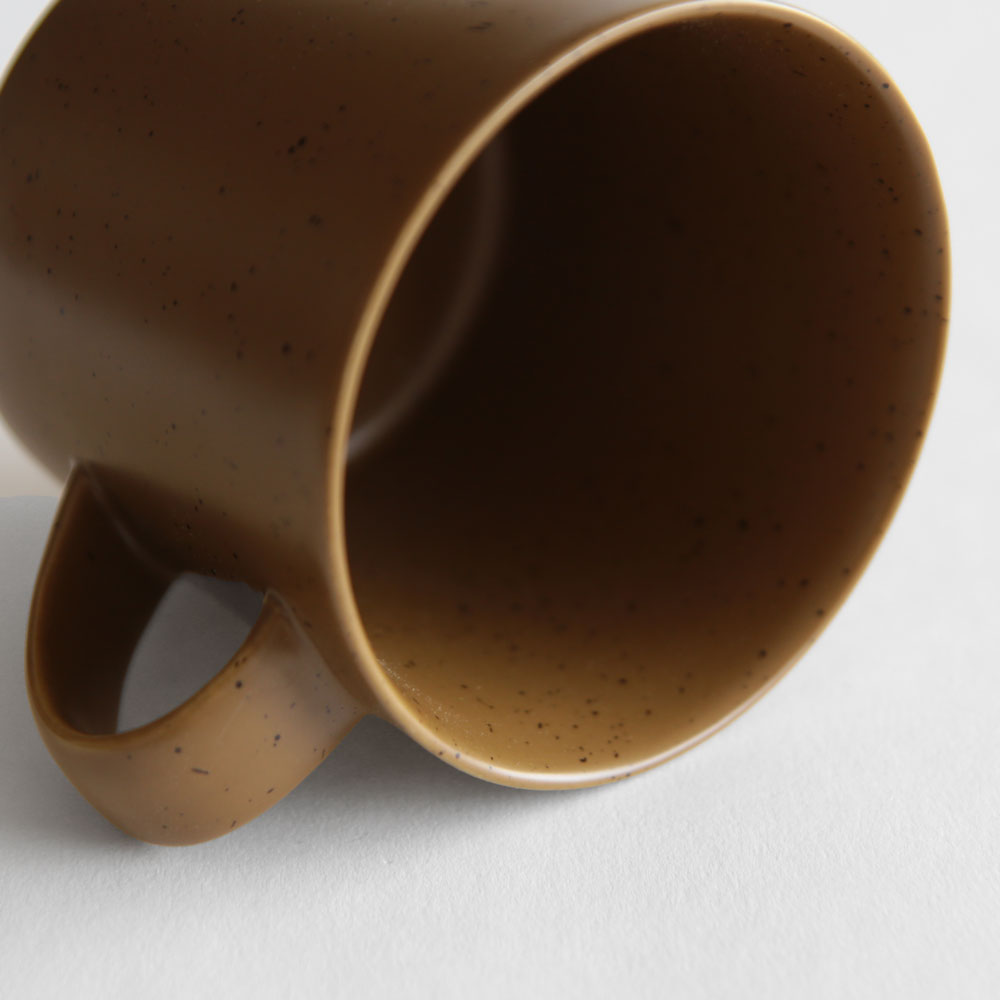 Manses Design モンセスデザイン / STUGSUND マグカップ ライトブラウン｜マンセスデザイン 北欧 食器 ステューグスンド 磁器 コーヒーカップ シンプル ギフト おしゃれ｜117987