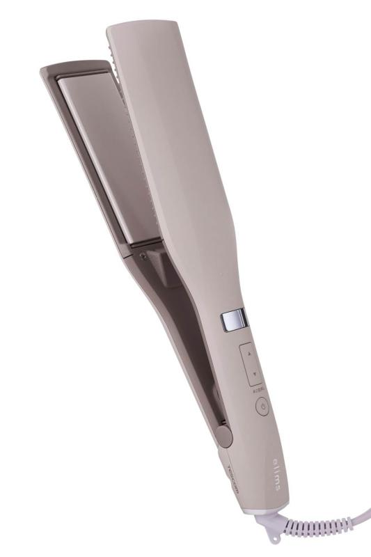 テスコム ヘアアイロン ストレートアイロン プロテクトイオン ワイドプレート 40mm 80～200℃ 海外対応 温度調整/ロック/メモリー 自動OFF ラク抜きプラグ elims est サンドベージュ TS750A-C詳しくは「商品の仕様」「商品の説明」をご確認ください。ボリュームヘアー、ロングヘアーのクイックスタイリングを叶える幅40mmのワイドプレート設計 前機種から高さが約18%スリムになったことで、しっかりと根元からスタイリングできます。 TTH2800コームで髪を梳かしながら熱を通し、髪の面を整えます。コームは取り外しできるのでお好みの使い心地に調整できます。設定温度到達までのプレート温度をリアルタイムで表示。忙しい朝の準備時間の目安に便利です。温度幅80～200℃の5℃刻み25段階の細やかな温度調節が可能。髪質やダメージ状態に合わせて温度が選べます。 100℃到達時間(最高温度設定時)〈温度ロック機能〉自動的に温度がロックされ使用中の温度変更を防ぎます。〈温度メモリー機能〉前回使用した温度に自動で立ち上がるので、毎回設定しなくても同じ温度でお使いいただけます。