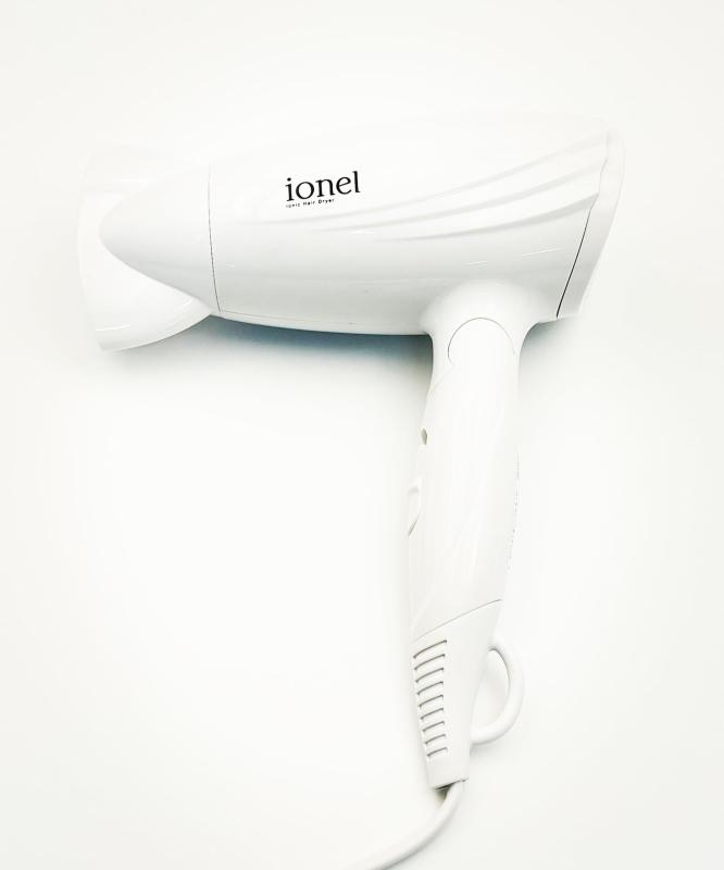 ヘアドライヤー マイナスイオン 軽量 大風量 速乾 折りたたみ 電源：AC100V　50/60Hz 消費電力　 COOL：170W　HOT：1200W 温度設定　 COOL：約32℃　HOT：約67℃　 室温27℃　計測距離10cm 安全機能　 温度ヒューズ＆サーモスタッド コード長：約165cm 重さ：約450g 安全装置：過昇温度防止装置 期間 : お買い上げ日より1年