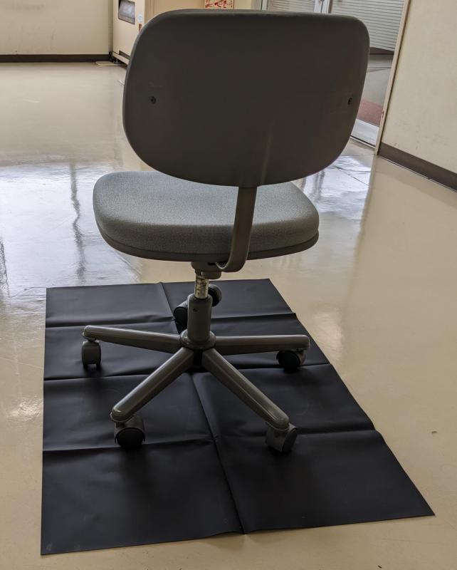 チェアマット フロアマット 床保護マット 日本製 まとめ売り(1袋2枚入) No.A858 ブラック 93cm×70cm フローリングや畳のキズ防止に。 リモートワーク、在宅勤務をストレスフリーに。 ホコリ boardermkt-10003076 ボーダーマーケット サンプル画像3