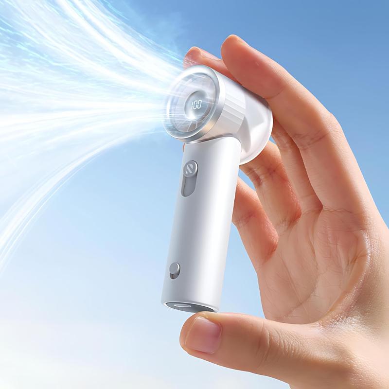RANVOO ハンディファン【究極小型化・驚きの強風】扇風機 ハンディ 1-100段階風量調節 20,000RPM LEDディスプレイ ミニ扇風機 コンパクト 強力 暑さ対策 熱中症対策 子供 通勤 屋外 旅行 プレゼン【超軽量設計で、持ち運びも快適】わずか112gの軽量設計＆手のひらサイズ（124×40×47mm）で、長時間使用しても手が疲れにくく、どこにでも簡単に持ち運べます。この小型ハンディ扇風機は、バッグにもすっきり収まり、旅行や通勤、屋外でのレジャーにも最適。子供や女性にも使いやすく、暑い日でも快適に過ごせます。携帯扇風機としても大変便利です。【驚くべき涼しさ10m/sの強風で瞬時にクールダウン】RANVOO手持ち扇風機は、最大10m/sのパワフルな風量と、100段階の細かな風量調節を搭載。シーンに合わせて最適な風を選べるので、心地よい涼しさを自由にコントロールできます。ハンディ扇風機として、電車や混雑した街中でも自分だけの快適空間を作り出し、冷風を提供します。コンパクトで持ち運びやすいミニ扇風機として、外出先でもすぐにクールダウンできるため、夏の暑さ対策に最適です。【1〜100段階風量調節お好みに合わせた風速設定】 1〜100段階風量調節機能を搭載し、シーンに合わせて細やかに風速をコントロール可能。そよ風のような優しい風から、強力な冷風まで自由自在に調整できます。最高設定では風速10m/sに達し、猛暑の日でもしっかり涼しさを感じられます。この強力なハンディファンは、外での使用にも最適です。【一日中涼しさ持続急速充電＆使用しながら充電対応】大容量バッテリーを搭載し、長時間の連続使用が可能。さらに、急速充電機能により、約2時間でフル充電が完了します。Type-Cポート対応で、自宅や外出先でも手軽に充電でき、使用しながらの充電も可能。移動中やレジャー時でも、涼しさをしっかりキープできる充電式扇風機です。【安全性とスタイルを兼ね備えた完璧なギフト】日本デザイン賞を受賞したRANVOOの小型扇風機は、洗練されたデザインと高精細なディスプレイを備え、風速やバッテリー残量をリアルタイムで確認できます。安全基準を満たすABS難燃性素材を使用し、スリムでモダンな外観に仕上げました。さらに、1年間の安心が付いており、万が一の不具合にも対応。コンパクトながらパワフルなこのハンディファンは、子供から大人、女性まで喜ばれるおしゃれで実用的なアイテムで、プレゼントにも最適です。