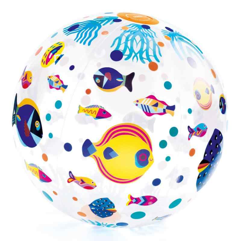 DJECO ジェコ ボール フィッシュ ビーチボール 35cm 水遊び アウトドア 海 プール 小さい 北欧 魚 ブルー おしゃれ モンテッソーリ 3歳 男の子 女の子 入園祝い プレゼント ギフト おもちゃ 子供【フランスDJECOのおしゃれなイラスト】【ビーチボール】直径35cmの軽くて持ち運びに便利なボール。魚をテーマにしたかわいいイラストが描かれています。 海やプール、アウトドアゲームに最適です。【3歳くらいから】【知育玩具におすすめ】ボールを転がしたり投げたり追いかけたり、子供にとって遊び方はいろいろ。ボールの動きに合わせて体を動かすだけで、反射神経や空間認識能力を鍛えることができます。【プール　アウトドア　おうち時間】ソフトビニール製のやわらかいボールのため、安全に遊ぶことができます。お友だちや家族みんなで一緒に楽しみましょう。【 DJECO ジェコ】【フランスの老舗玩具ブランド】DJECO(ジェコ)は1954年設立のフランスの4大おもちゃメーカーのひとつ。海外の様々なアーティストと共同でユニークで夢のあるおもちゃや雑貨を制作しています。そのデザインはアート作品としても高い評価を得ており、これまでにヨーロッパのおもちゃ賞を数多く受賞、各国の美術館などでも販売されています。【商品サイズ】直径35cm 【パッケージサイズ】22×26.5×2cm 【デザイナー】Margaux Carpentrer 【安全・品質】CE ヨーロッパ安全規格、おもちゃ安全基準「EN71」適合品。お子様が舐めても安全な塗料を使用しています。