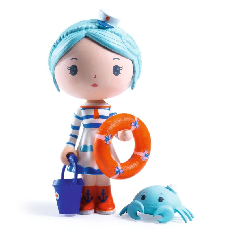 DJECO ジェコ tinyly ティーニー マリネット＆スクイック 人形 ミニドール ドール おままごと 人形ごっこ 北欧 インテリア おしゃれ モンテッソーリ 4歳 5歳 6歳 7歳 8歳 9歳 10歳 女の子 入園祝い 【フランス知育玩具ブランドDJECO(ジェコ)】【Tinyly ティーニー/Marinette &amp; Scouic】フランス知育玩具メーカーDJECOジェコより可愛い女の子のフィギュをご紹介します。魔法の世界『Tinyly(ティーニー)』に住むマリネットは、縞模様のジャージ、かわいいブーツ、ゴム輪、バケツを持った小さな海の生き物です。彼女の愛らしい相棒、カニのスクーイックもいつも一緒。 繊細でやわらかい印象を感じさせるTinyly(ティーニー)のフィギュアは、思わず集めたくなってしまうキュートな人形たち。自分だけの物語を考えたり、お気に入りの子たちを揃えてごっこ遊びを楽しみましょう。人形1体とお友だちの生き物1体、付属品2アイテムがセットになっています。【4歳くらいのお子さまから】【 知育玩具に】頭や腕を動かしたり、手には付属の浮き輪やバケツを持たせることができます。お人形のお世話やごっこ遊びを通して、人間関係や社会性を学ぶ知育としてもお使いいただけます。また、お人形はとても身近な存在になるので、心のよりどころにもなります。お人形に話かけたり、お父さんお母さんやお友だちと遊んだり、お子さまの社会性、想像力を育むアイテムとしておすすめしております。【インテリア】【コレクション】ヨーロッパを中心に活躍しているデザイナーと共同で制作するDJECO(ジェコ)の玩具は、アートとしても高い評価を得ています。お子さまと一緒にお人形ごっこをして遊んだり、インテリアやコレクションとして飾って頂いたり、TINYLY(ティーニー)の人形との過ごし方はさまざま。アーティストが手掛けるジェコの世界観をお楽しみください。【フランスの知育玩具ブランド DJECO ジェコ】DJECO(ジェコ)は1954年設立のフランスの4大おもちゃメーカーのひとつ。海外の様々なアーティストと共同でユニークで夢のあるおもちゃを制作しています。そのデザインはアート作品としても高い評価を得ており、これまでにヨーロッパのおもちゃ賞を数多く受賞、各国の美術館などでも販売されています。【対象年齢】4歳 くらいから 【内容】女の子のフィギュア(マリネット) 1体　相棒のカニ(スクイック) 1体　アクセサリー 2個(浮き輪、バケツ)　【商品サイズ】マリネット:約4×7.5cm スクイック:約2×3cm　【パッケージサイズ】約4×10×12cm 【安全・品質】CE ヨーロッパ安全規格、おもちゃ安全基準「EN71」適合品。お子様が舐めても安全な塗料を使用しています。