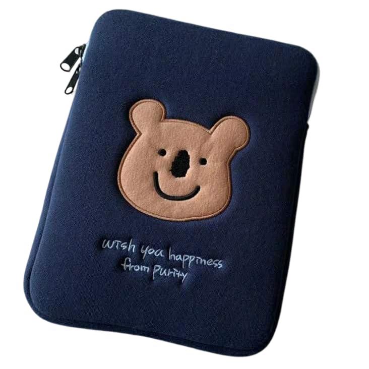 88flix パソコンケース 韓国 PCケース コアラ柄 かわいい【商品】韓国風ノートパソコンケース(ブラック)【サイズ】縦20cm、横28cm、重さ0.1kgゆるかわのデザインで、可愛いニコちゃん柄がキュートです ロゴや刺繍も細部まで可愛く、凝ったデザインとなっています。フワフワモコモコの柔らかい クッション 素材なので、 季節関係なく愛用出来ます生地も厚めでしっかりとしたクッション生地の為iPadやタブレット等を守ってくれます