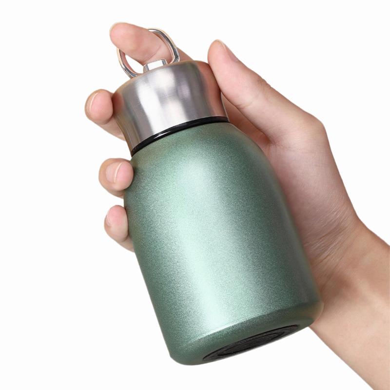 【錆びにくい良質ステンレス】MYEEDA 水筒 300ml ステンレスボトル 魔法瓶 おしゃれ 小さめ 保冷 保温ボトル 可愛い 魔法瓶1.水筒プレミアムグレード304ステンレス鋼製、健康、環境に優しい材料で作られたボトルです、割れや破裂に強い耐性があり。耐久性と安全性があり、BPAフリー素材で、日常生活の良きパートナーです。内側は電解処理で鏡のような綺麗さ、普通のステンレスより滑らかになり、飲み物の味や汚れが残りにくくなります。表面のパウダーコーティングはマットでお洒落なだけでなく、 濡れた手でも滑りにくいので、スポーツで汗をかくシーンでも安心です。2. ステンレスボトル蓋は左に回すだけで開くことができますが、シリカゲルシールリングが付いているので水漏れしません。瓶の口が丸くて可愛くて、飲みやすいです。4.6センチ幅の口には氷や果物を入れることができます。牛乳やレモン茶、コーヒーなど日常の飲み物の水筒としても使え、高級感に溢れています。パーツが少なく、飲み口を外して洗えるので、お手入れが簡単です。本体丸洗いOK。3. 魔法瓶：保冷・保温に優れた真空断熱二重構造の水筒なので長時間の飲み頃の温度をキープします。二重壁断熱により、冷たさを6時間保ち、暖かさを8時間保ちます、 あらゆる種類の飲み物を持ち運ぶのに最適です。ウォーターボトルジム、旅行、自動車、ジョギング、ヨガ、砂浜、登山、キャンプ、遠足、学校、家庭などに使用できます。4. 水筒サイズもどこにも入れて手軽に持ち運べます、手になじむスリムボディ、すっきりとしたデザイン、軽量で持ち運びはラクラク。持ち運びに便利な取っ手付き。本体の底はゴム付きで、机などに置く時の音が気になりにくく、衝撃から底を守ります。フェスティバル中に親戚や友人への贈り物としても贈ることができます。5.ミニウォーターボトル容量300ml、サイズ14.2*6.6cmのは、ポケット、ポーチ、ランチバッグにぴったり収まります。 男女兼用、飽きないシンプルでお洒落なデザイン。MYEEDAプロダクトは厳密な質テストを通って行きました、問題があったら、私達にメッセージを残して下さい、私達は 24 時間以内にそれに対処します