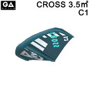 GA SAIL CROSS 3.5平米 C1 ダークグリーン コメント 推奨空気圧：6PSI ※こちらの商品にはポンプは付属しておりません。別途ご購入下さい。 プロフィールの刷新、新構造、機能のアップグレードにより、各カテゴリーで定評のあるクロスのオールラウンド性能が更に向上しました。 世界有数のセイルクロスメーカーによる全く新しいダクロン素材の導入は、信じられないほど硬いリーディングエッジとストラットを生み出し、ウィングのダイレクト感、パワー、ポンピング性能を向上させています。 剛性を高めることで、デザインチームは翼端の形状を小さくすることができ、敏捷性とハンドリングを向上させることができました。クロスにはトレーリングエッジにケブラーラインを採用、絶対的かつ長期的な寸法安定性を実現、スキンテンションも見直され、全体的にすっきりとしたキャノピーとなりました。 より硬く、よりパッド入りのハンドルと新しいスプリットウィンドデザインは、よりよい視界により快適さと安定性を高め、クロスは全てのスキルレベルにとって完璧なオールランドグライダーとなっています。 メーカー希望小売価格はメーカーカタログに基づいて掲載しています。