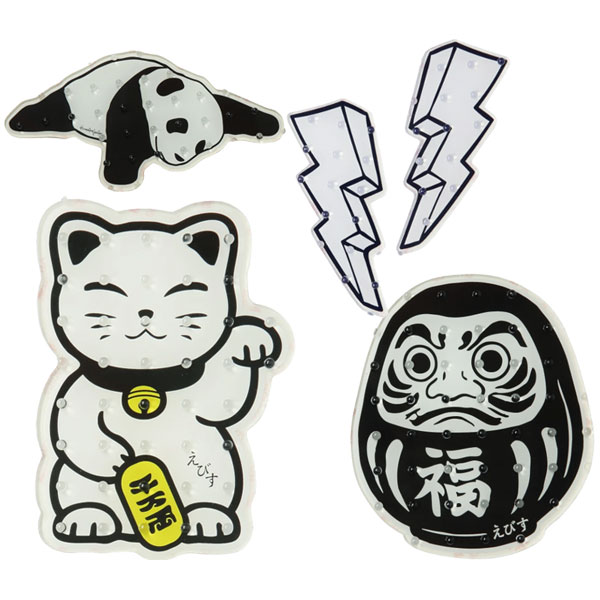 eb's【DECK PAD】 コメント リフトを降りる時、ゆるい斜面でスケーティングをする時など、後ろ足を外して滑る機会は意外と多いのです。不要な怪我やトラブルを防ぐためにデッキパッドは非常に重要です。優れた滑り止め性能と低温でも剥がれにくいeb'sスノーボード専用デッキパッドの使用をおすすめします。 ※【貼り付け時のワンポイントアドバイス】 接着力を最大限に発揮させるため、貼り付け前にボード表面の汚れ・ホコリ・ワックス分をパーツクリーナー等でしっかり脱脂してください。室温の暖かい部屋でしっかりと圧着させ、24時間以上置いてからご使用いただくことで剥がれにくくなります。 ※掲載写真の色合いは、PCモニター環境や撮影時の光環境により実物と若干違う可能性もございますのでご了承ください。 サイズ感や生地感などご不明点ございましたらお気軽にお問い合わせください。 　 ▲創造的でデザイン性に富んだブランド EBS▲ 交換について ウエアのメンテナンス インソール＆ソックス 防寒・日焼け対策に！ メーカー希望小売価格はメーカーカタログに基づいて掲載しています。レビュー内容に関して：2026/5/22 26-27モデルに変更。ブランド名eb's ブランド名カナエビス モデル名DECK PAD モデル名カナデッキパッド 商品デッキパッド ストンプパッド 年式2026-2027 対象メンズ レディース キーワードワンフット 滑り止め カラー展開ブラック/BLACK/黒 ホワイト/WHITE/白