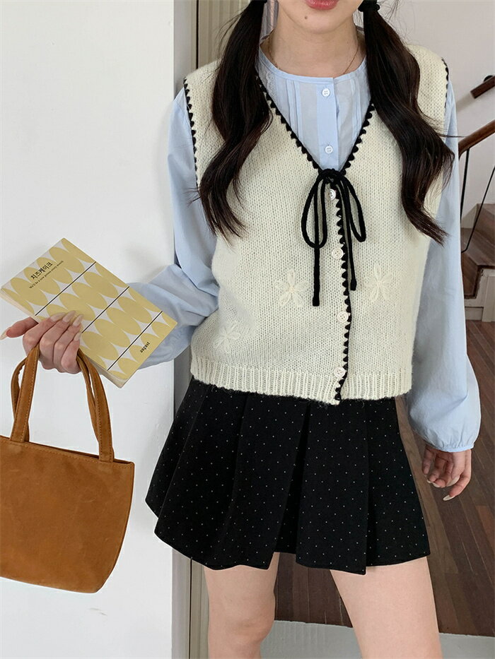 BOBIのニット ベスト レディース 秋冬 ウール混 刺繡 暖か vネック ニットベスト ノースリーブ レイヤード ニットベスト トップス セーター ショートベスト 重ね着 体型カバー お洒落 かわいい 大人 コーデ通勤 部屋着 ネイビー ホワイト パープル F｜アングル3