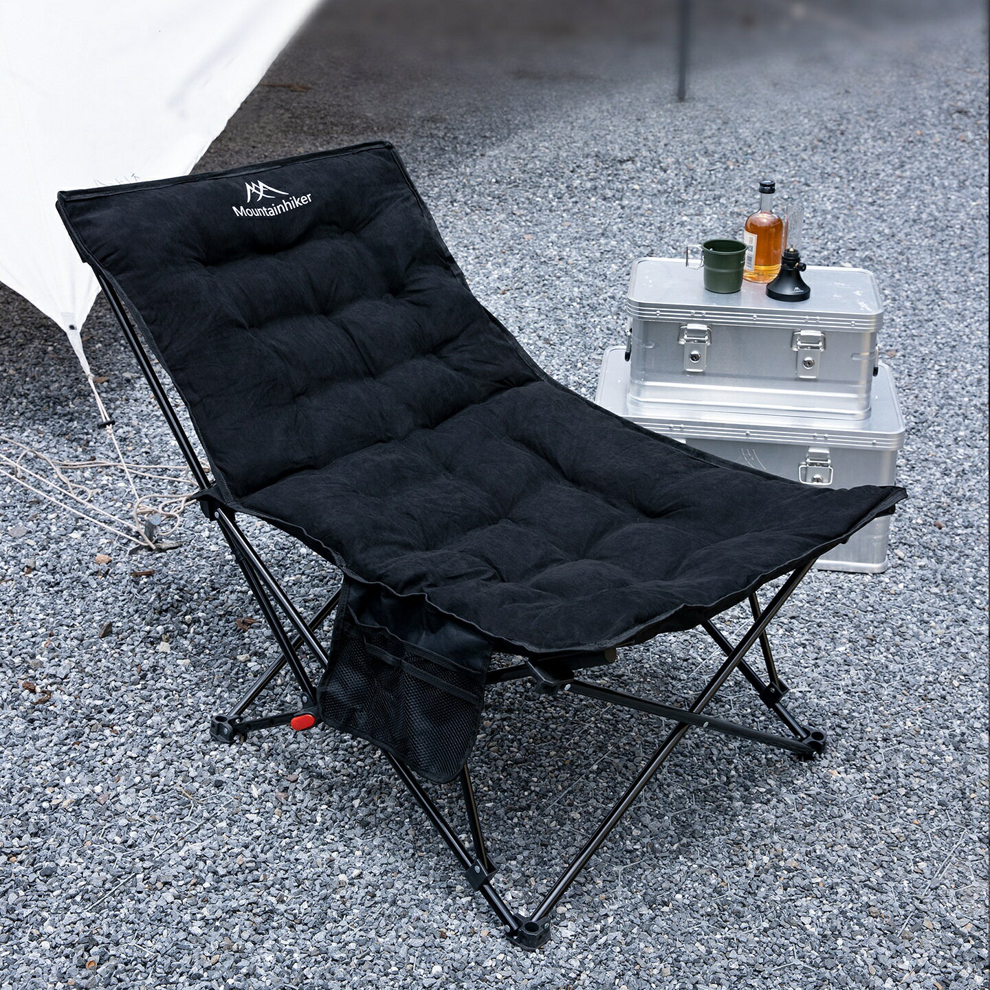 重量(約)：3.74kgサイズ(約)：69x69x85cm（使用時）/21*21*87cm（収納時）カラー：ブラック、カーキ素材：生地：スエード調＋スペースコットン／フレーム：スチールパイプ耐荷重(約)：130kg角度調節：4段階（100／120／140／160）ピクニックや花見、運動会、BBQなどのレジャー、登山やキャンプ、釣りなどのアウトドア、家でのガーデニングやガレージ作業など、様々なシーンで大活躍します。使用上の注意事項：仕様は予告なく変更する場合があります。 ディスプレイ画面等の環境上、写真と実際の商品の色とは多少違う場合がございます。 サイズは工場の生産工程上、若干の誤差が生じる場合がございます。予めご了承くださいませ。サイズが気になる方は、お気軽にお問い合わせください。海外輸入品に付きスレ、キズ等がある場合がございますので、予めご了承ください。関連用語：椅子 折りたたみ キャンプ用品 ベランピング おうちキャンプ用品 バーベキュー BBQ デイキャンプ用品 花見 ソロキャンプ チェアリング アウトドアチェア アウトドア椅子 サマーキャンプ フェス 車中泊 冬キャンプ 折り畳み コンパクト 収納 キャンプ おしゃれ ローチェア キャンプ 折りたたみ椅子 軽量 持ち運び アウトドアチェア キャンピングチェア アウトドア キャンプ用品 椅子 アウトドア用品 チェア 折りたたみ チェアー 耐荷重 花火 花火大会 バーベキュー bbq バーベキューグッズ バーベキュー用品 スポーツ観戦 運動会 海 砂浜 海水浴 川遊び ビーチ 体育祭 ゆりかごチェア ロッキング 軽い ポータブル ハンモック 軽量チェア 普段使い ビーチチェア ファミリーキャンプ フィールドチェア フォールディング ポータブルチェア ミニ ミニテーブル ミニ折りたたみ椅子 折り畳みチェア ゆるキャンプ ベージュ ベージュブラウン ベランダ ベランピング ヘリノクス ヘリノックス ヘリノックス折りたたみ椅子 ヘリノックス折り畳み あす楽 楽天SS 感謝祭 敬老の日 誕生日 バレンタイン 贈り物 ギフト グランピング 釣り 夏フェス フェス イベント ハイキング ピクニック チェアリング 背もたれ ポータブル 座り心地 椅子 細い 強い 運動会 2way 伸縮 休憩所 キャプテン キャンプ 椅子 アウトドア 椅子 アルミ 室内 屋外 屋内 バーベキュー ゆる キャン レジャー グランピング ベランピング ガーデンファニチャー キッズ チェア